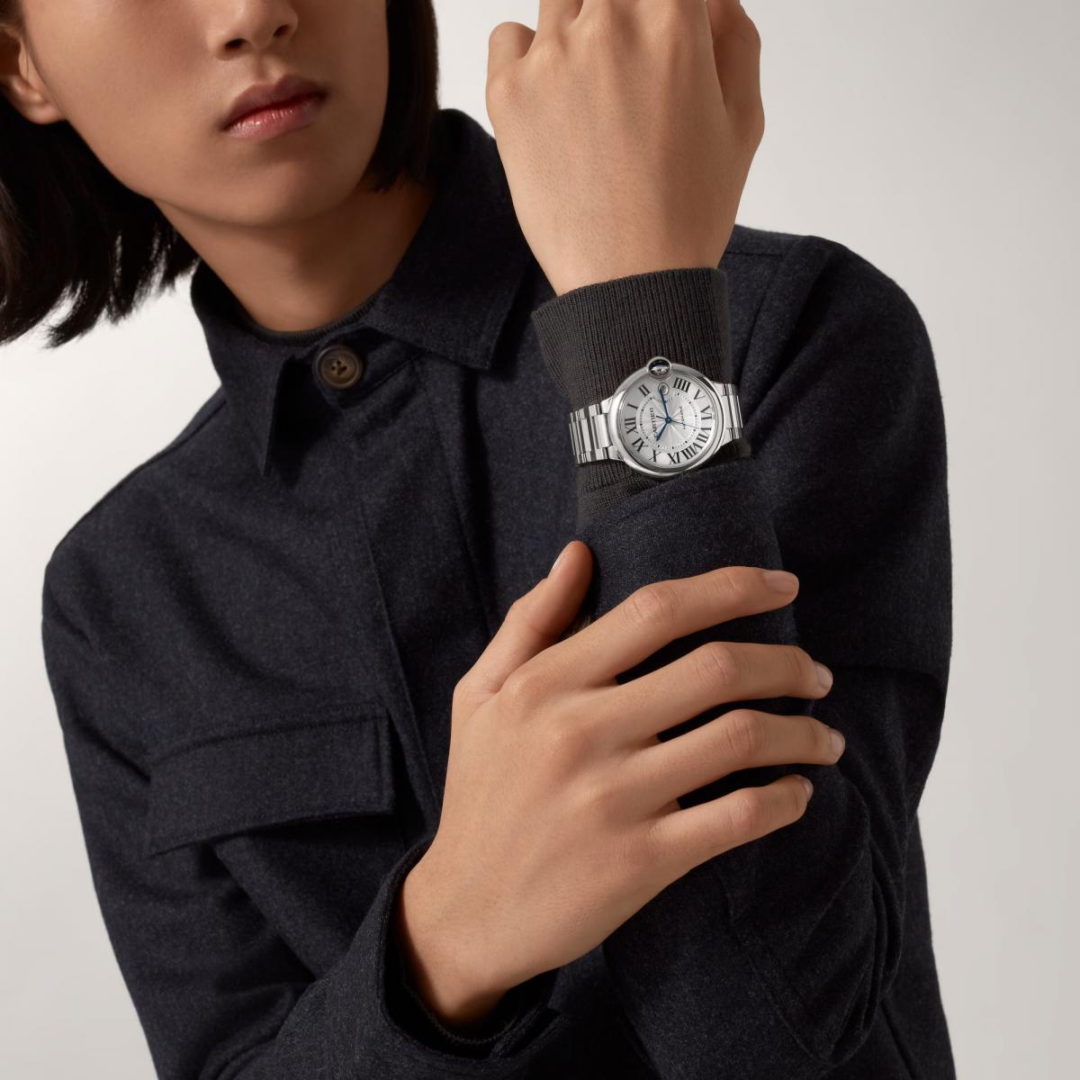 Ballon Bleu 彷彿一顆在空中飄浮的藍色氣球,將圓潤與輕盈化為詩意。於2007年首次推出,設計以「圓中之圓」為理念,將藍色凸圓尖晶石錶冠嵌入錶殼凹槽,使羅馬數字與劍形指針環繞其中,宛如在光影中旋舞。