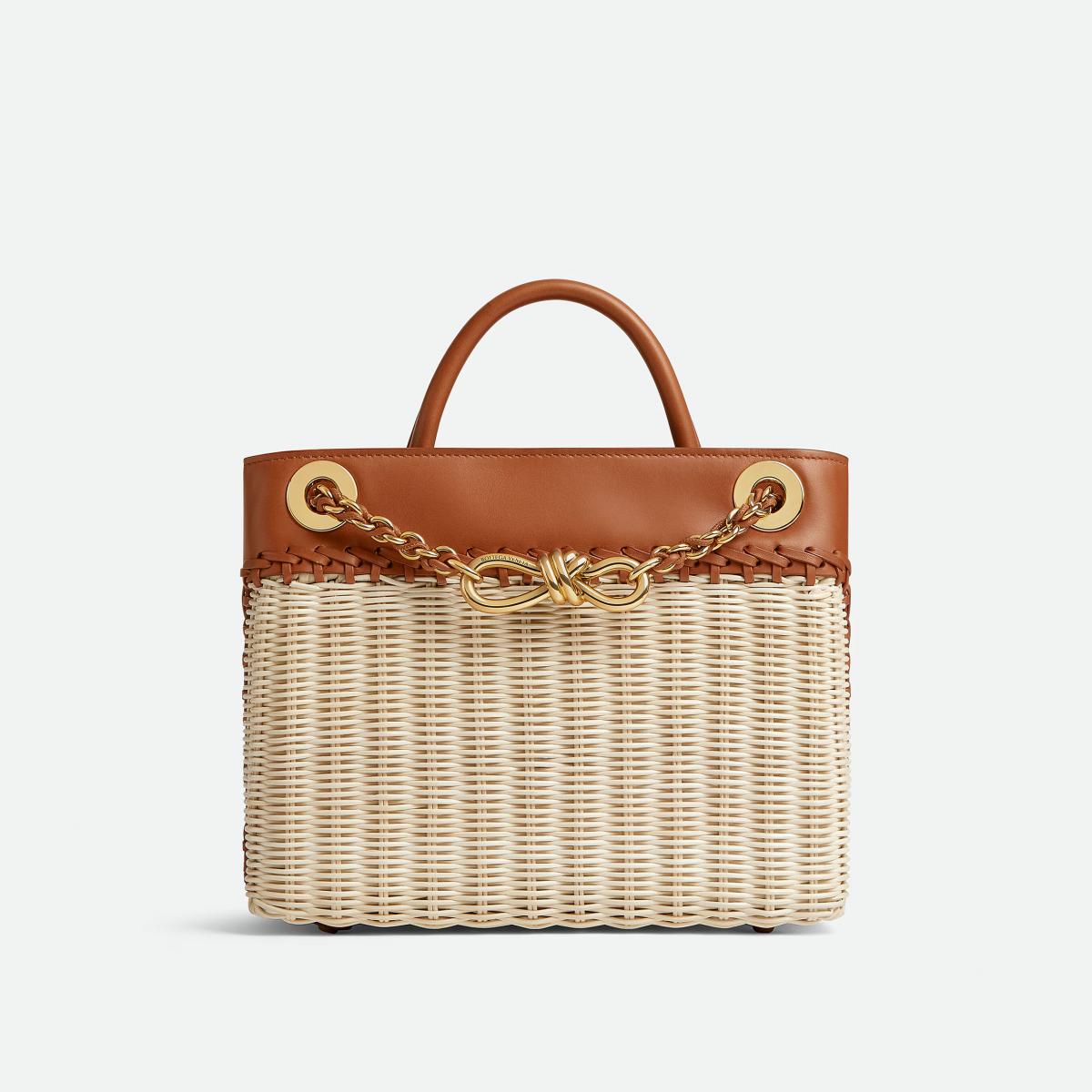 Bottega Veneta 的編織技巧不只體現在皮革上，同時也展現在這款藤編包中。