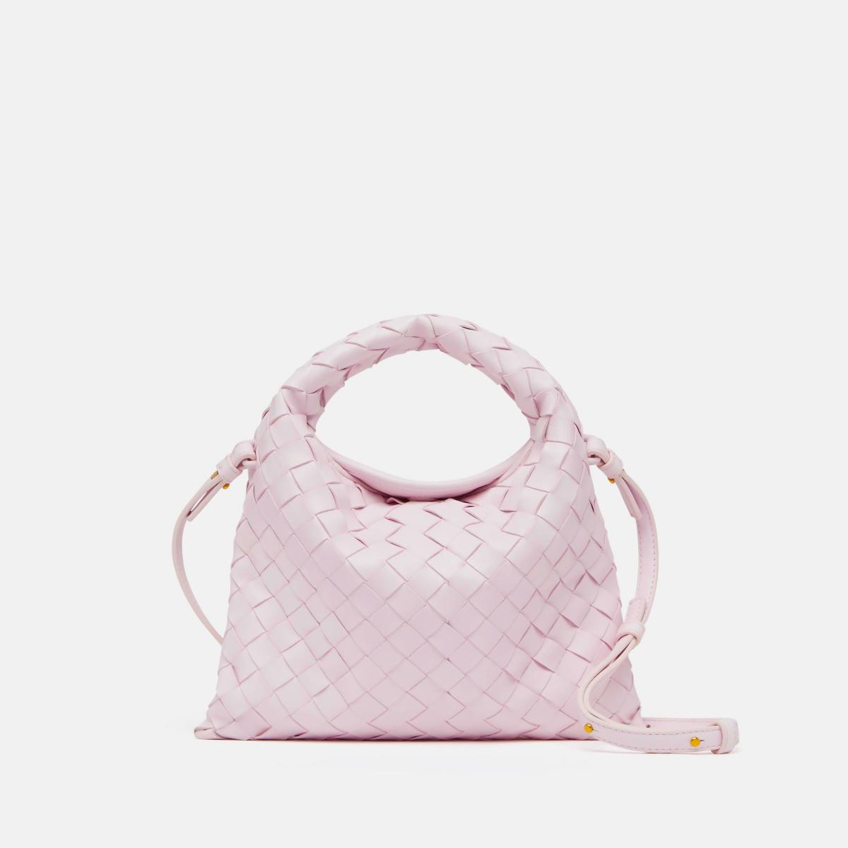 「Hop」包款我們認為是 Bottega Veneta 中的寶藏包款，尤其是迷你尺寸的款式。