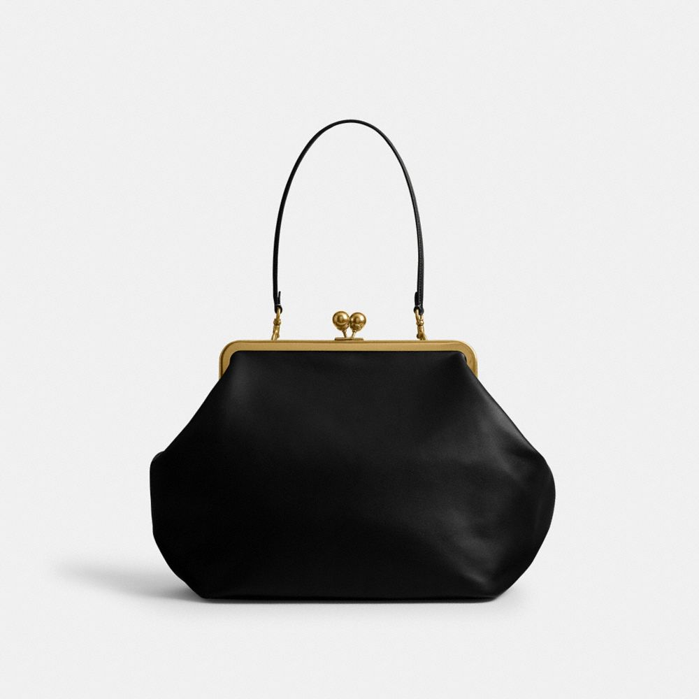 這款包袋運用放大的口金包為設計，具有童趣感的風格，完美的抓住少女的心。