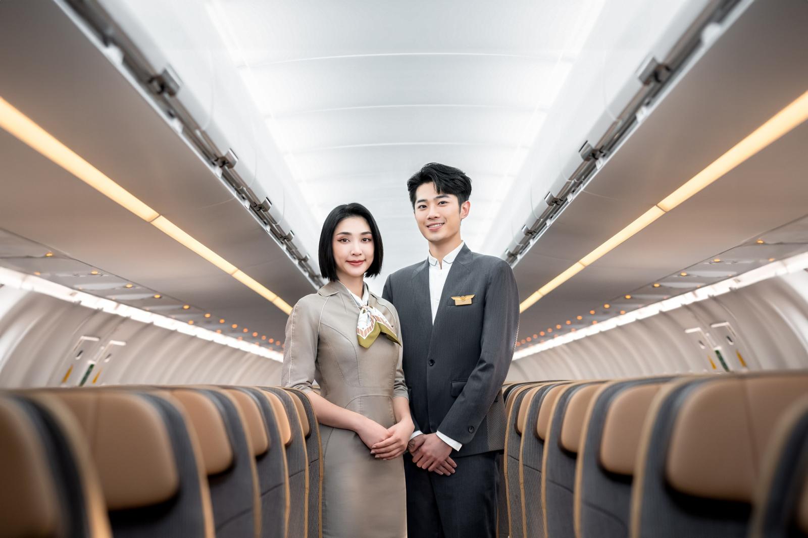 制服便是最直觀的例子，由設計師林尹培操刀，以「星際旅人」為靈感，剪裁利落、布料精緻，甚至拿下德國iF設計獎，讓機組員宛如伸展台模特。