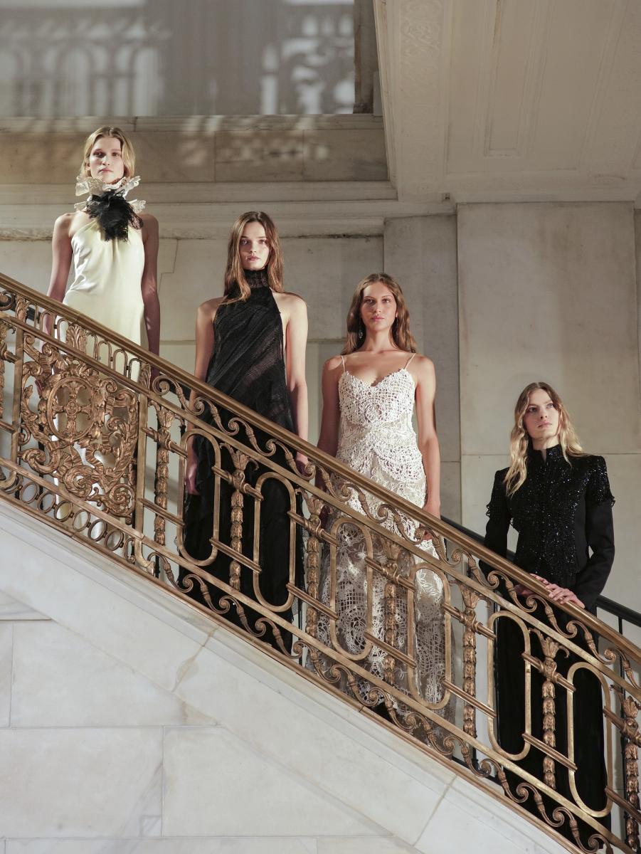 近日,美國指標性服裝品牌 Ralph Lauren 公布 2026 財年第三季度營收報告(截至 2025 年 12 月 27 日,共計三個月)。與去年同期相比,整體營收成長 12%,達 24 億美元(約新台幣 751 億元),超出市場預期。成長關鍵在於,過去這段時間 Ralph Lauren 降低折扣策略奏效,同時透過明星穿搭效應帶動話題。此外,品牌持續提升單品質感,注入一抹愜意且時髦的生活風格。