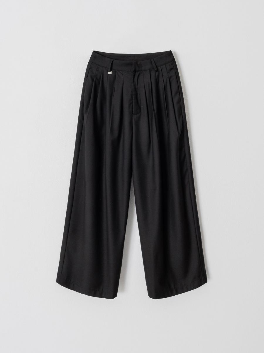 以電商起家的 Mouggan,亦在近期推出一款多褶設計的褲款,其複雜的抓褶設計,讓這件西寬褲穿起來有褲裙的錯視感,可正式可休閒的特性,能完美擄獲女孩的心。