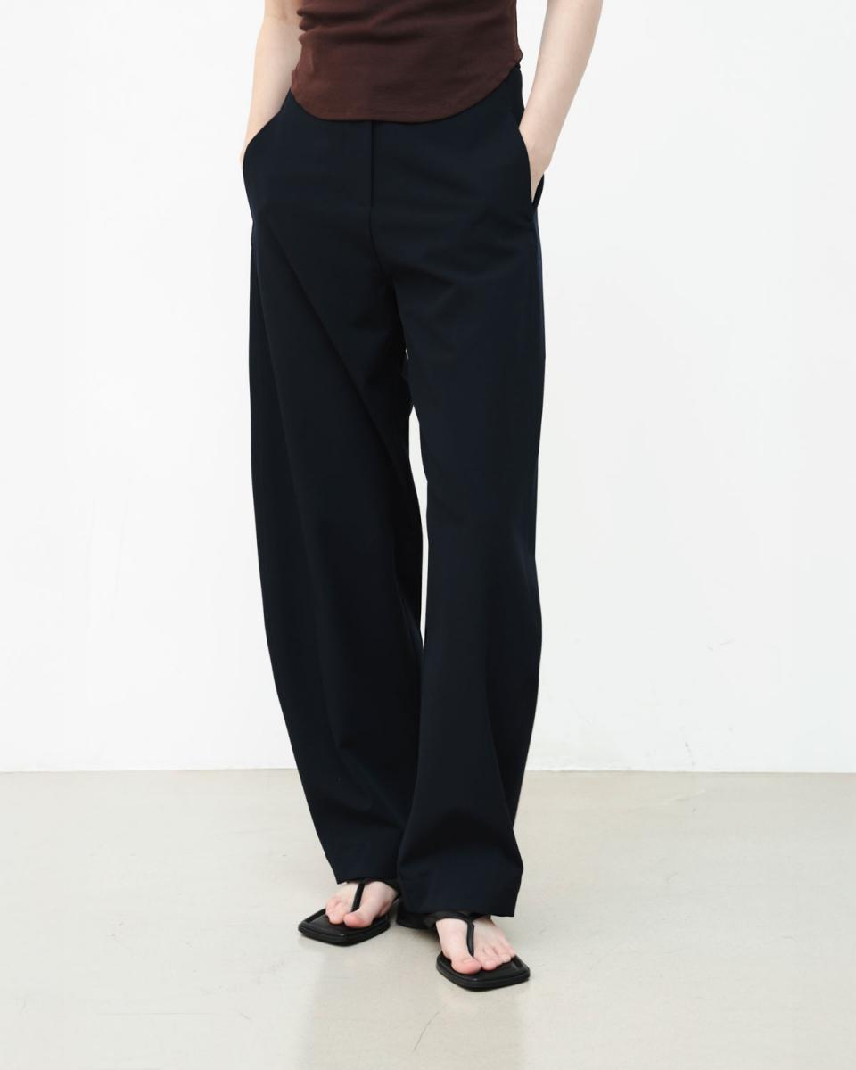 這條擁有繭形線條的西裝寬褲是來自於 Studio Doe,品牌以極簡風格抓住消費者的心,這條褲款延伸品牌的設計核心,化繁為簡的版型,能融入不同的穿搭中。