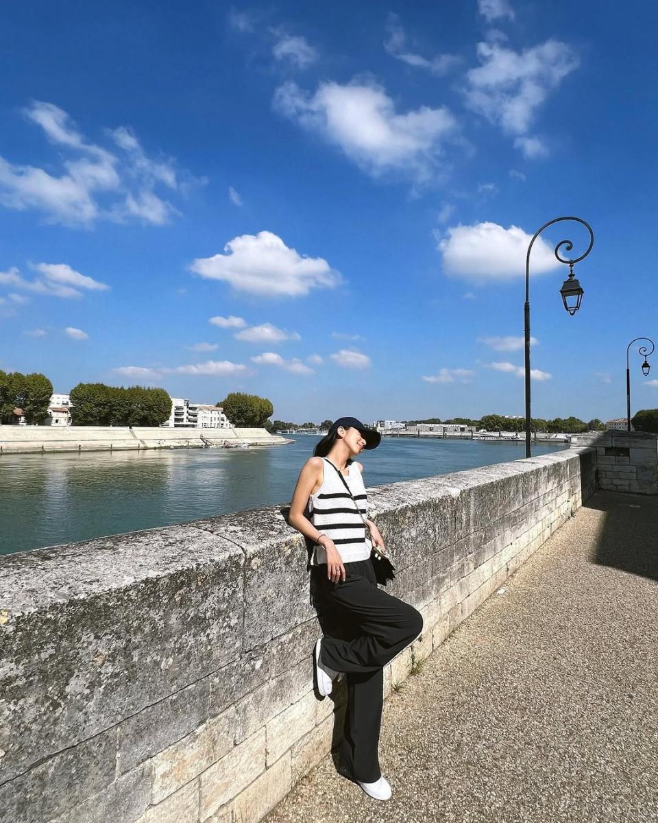 自帶甜美氣質的 Jisoo,在西裝寬褲的穿搭上,同樣以統整的色系呈現出時髦感!上身她以黑白條紋的針織背心呈現>