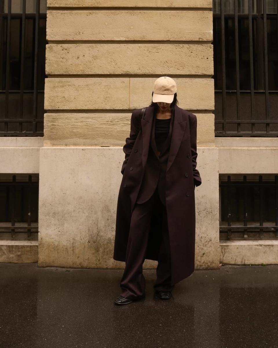 台灣女孩的穿搭指標 —— 莫莉,在先前的時裝週中運用一套身酒紅色的套裝做搭配,她巧妙的內搭黑色素Tee以及戴上棒球帽,藉此平衡整體的正式感,讓造型多了一點率性與隨性。