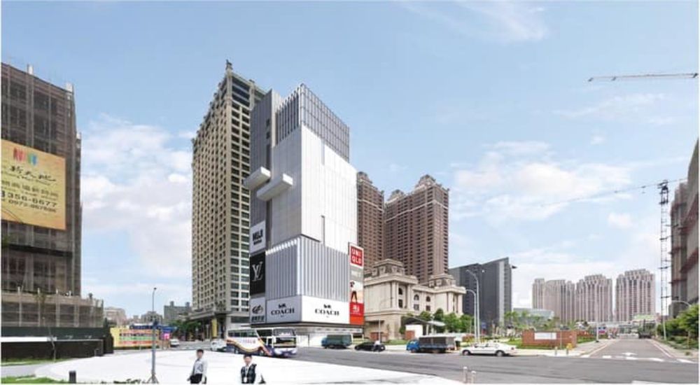 作為台北指標性百貨之一，「京站」百貨將於桃園區「同德五街」與「藝文二街」交叉口打造全新據點，並於今年初正式動工，預計 2029 年開幕。桃園京站以「綠光有氧新空間」、「沉靜體驗新生活」為設計主軸，融合商場與餐飲空間，規劃地上 13 層、地下 5 層。未來，不用再特地跑到台北車站，就能在桃園享受同樣高品質的購物與生活體驗。