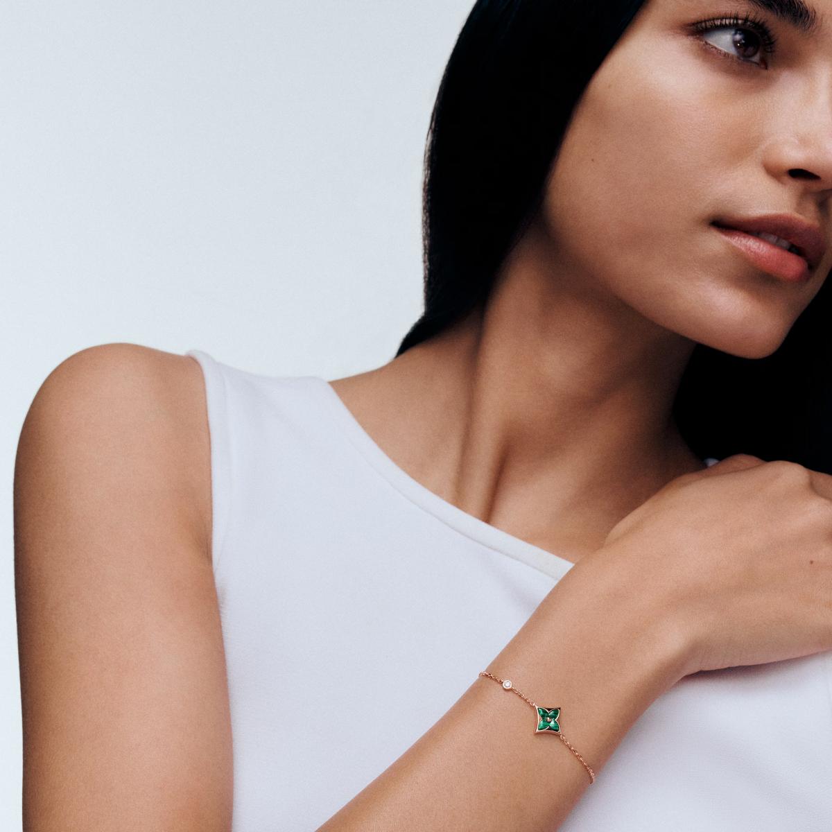 孔雀石之所以迷人，不僅在於它獨特的綠色紋理，更在於這種寶石承載的深層寓意——守護、繁盛與希望。