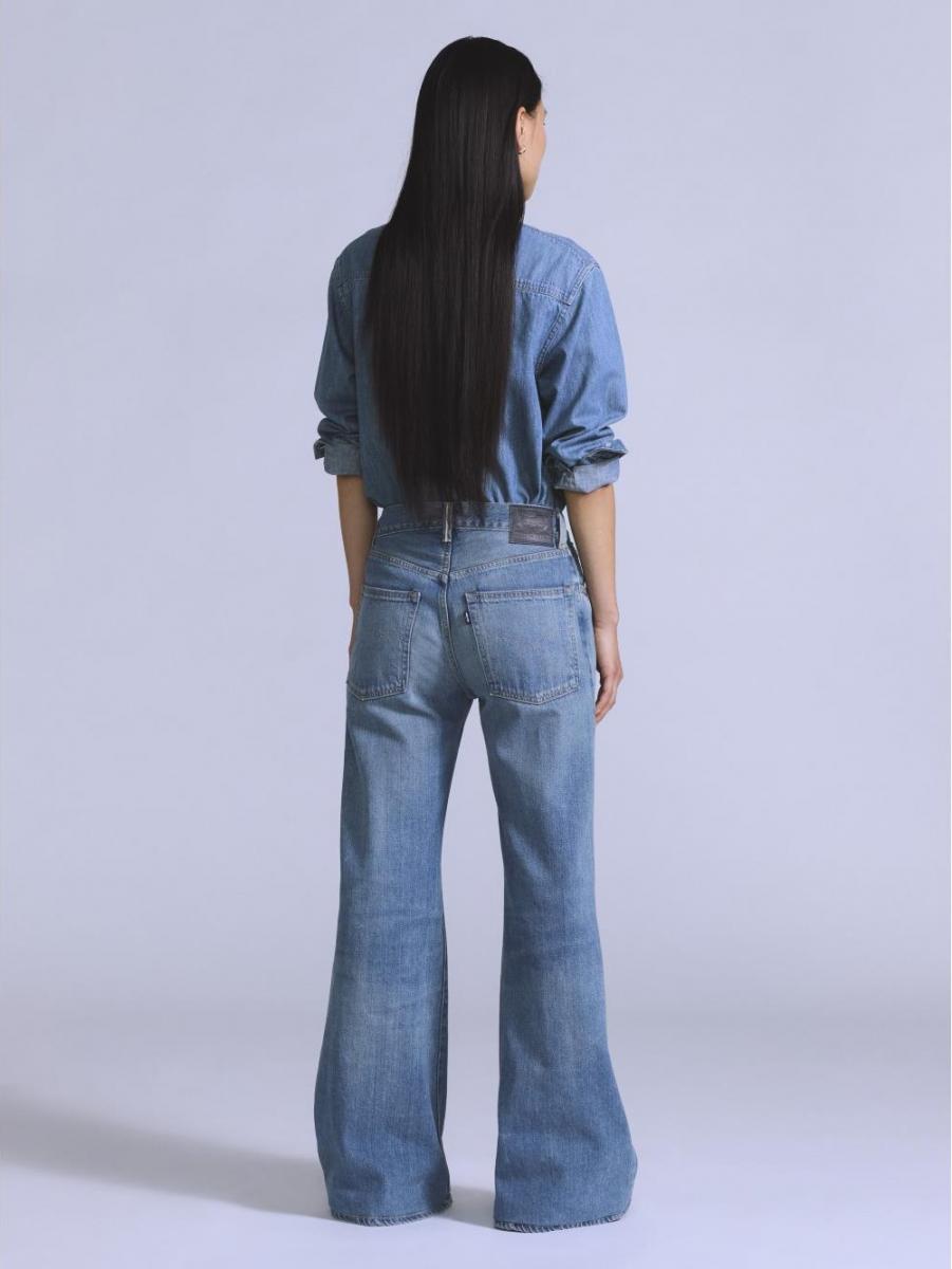 靴型褲（Bootcut）大腿部分合身，小腿處微微往外展開，像靴子口的剪裁。這樣的設計能在視覺上平衡大腿線條，讓腿看起來筆直修長。