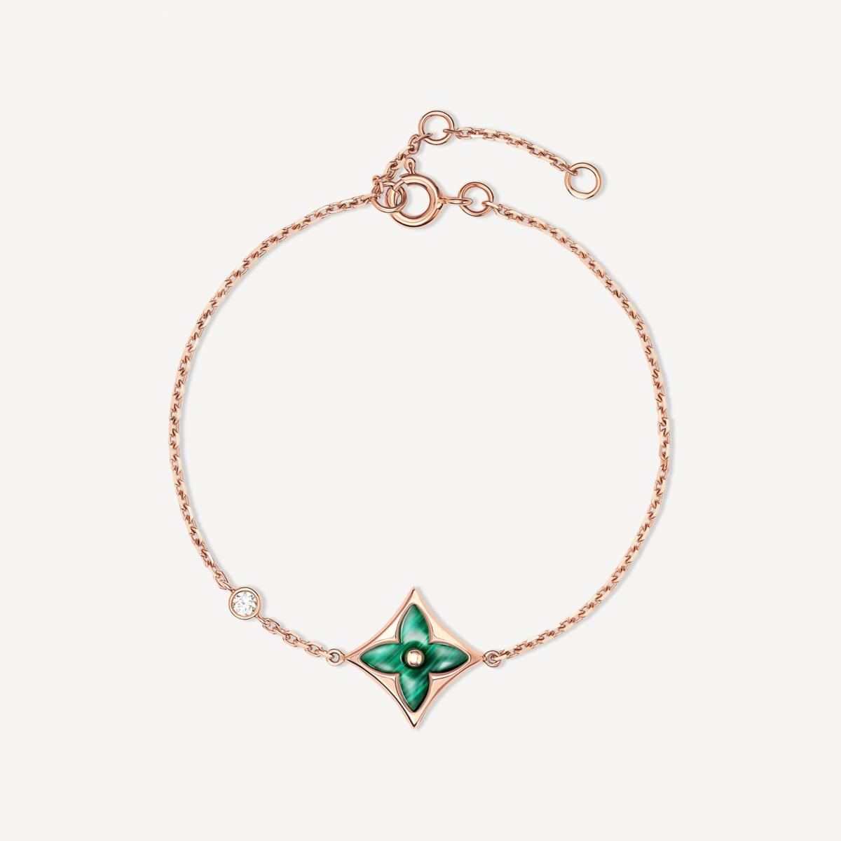 路易威登以 Monogram 花卉圖騰聞名，而 Color Blossom BB Star 手鍊則將這一經典圖樣以孔雀石雕琢，化為星形花朵般的光彩。