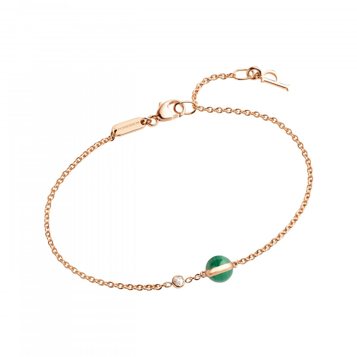 伯爵的 Possession 系列一直以「轉動」的設計語彙聞名，象徵掌握命運的力量。這款18K玫瑰金手鍊以一顆孔雀石圓珠搭配鑽石，中央可旋轉的金質圓環，讓佩戴者在輕輕轉動間獲得心靈慰藉。