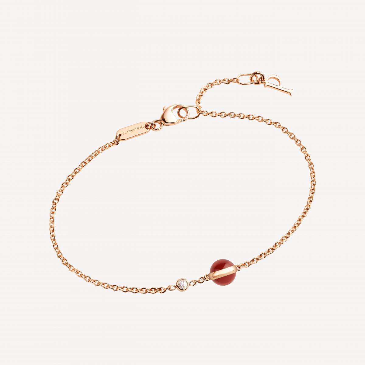 伯爵 Possession 系列一向以「旋轉」的設計聞名,將遊戲感與珠寶藝術完美結合。這款18K玫瑰金紅玉髓手鍊,以一顆可旋轉的紅玉髓圓珠搭配一顆美鑽,彷彿時間的齒輪在腕間輕輕轉動。