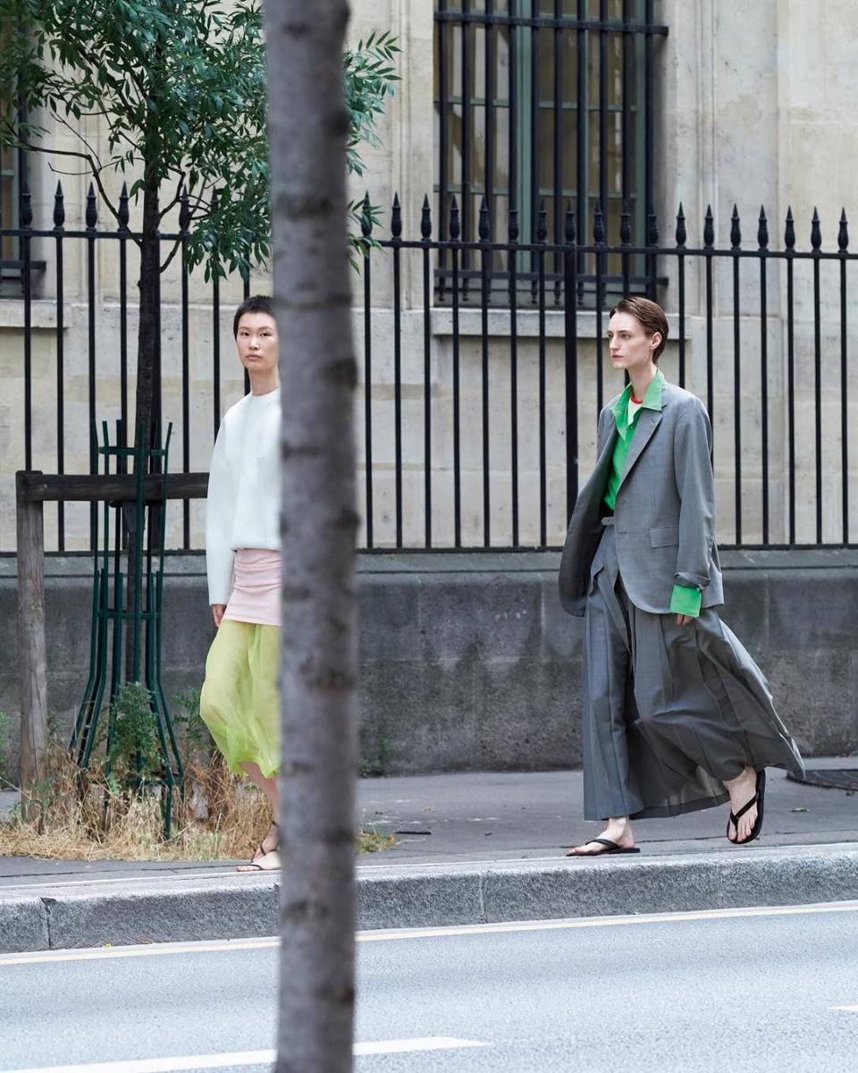 頭大的女孩該如合穿出九頭身？其實最大的關鍵在於頸部、肩線的延伸，以及透過下身比重的視覺轉移技巧，便可讓女孩擁有更好的身型。