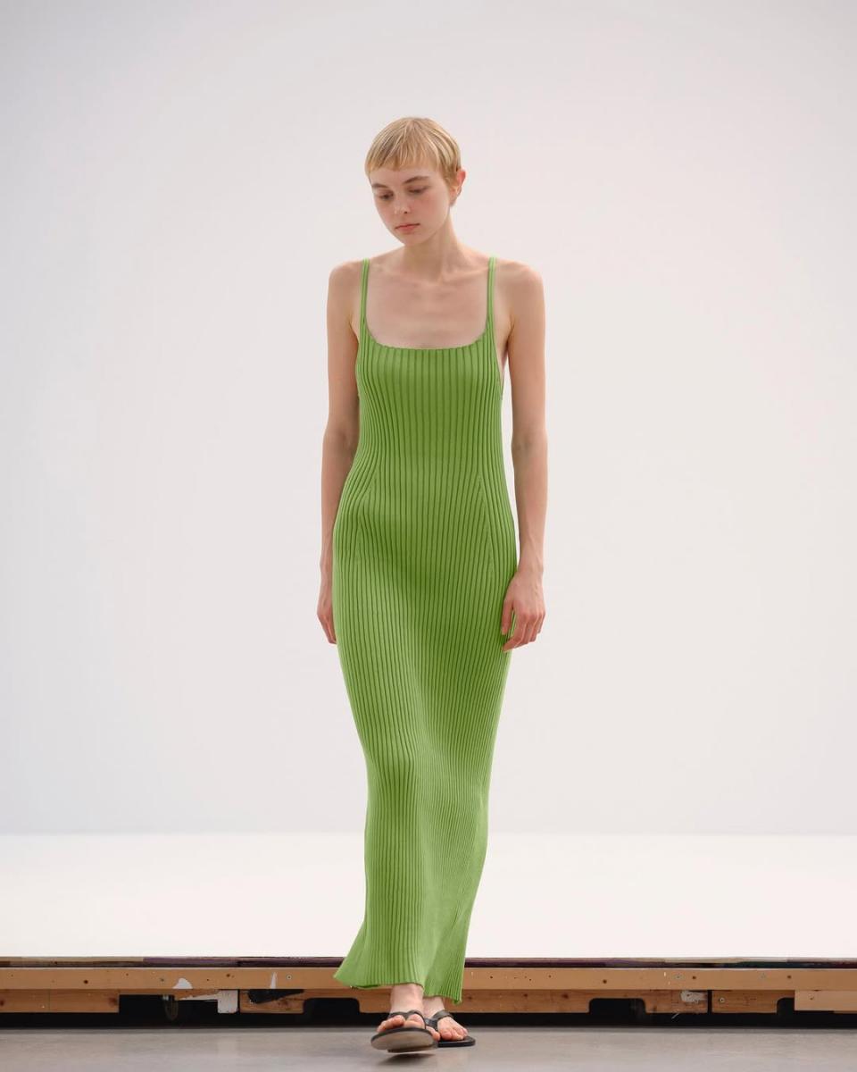 比起高領、圓領，V 領與方領能拉長頸部線條，讓臉和頭部顯得更小巧。頸部露出一點點肌膚，也會讓比例看起來更輕盈。