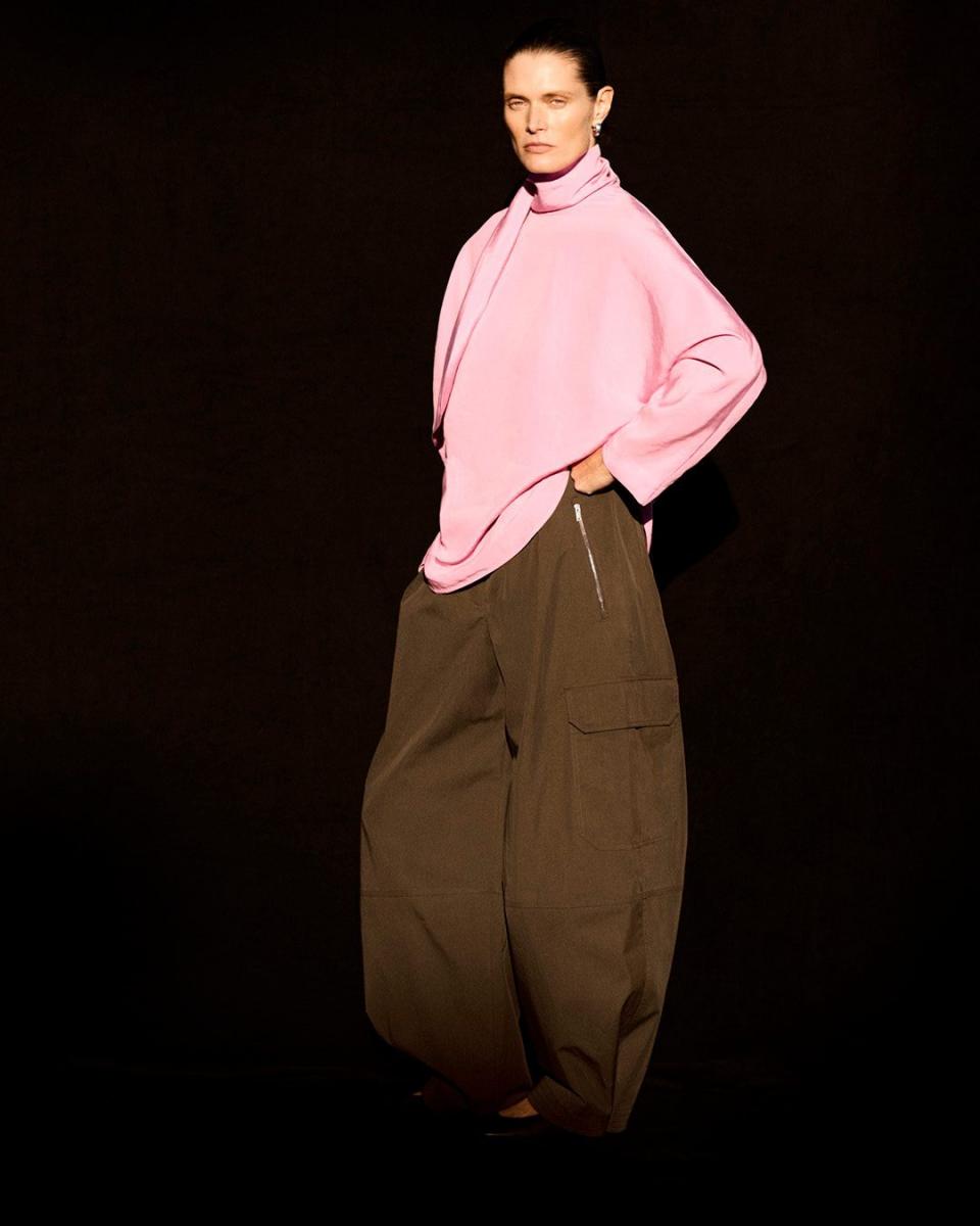 頭大女生最怕「頭重腳輕」，同樣是用視覺轉移的技巧，在下身上還可以選擇有支撐感的單品，例如 A 字裙、寬褲、直筒褲都能營造平衡感，避免比例失衡。