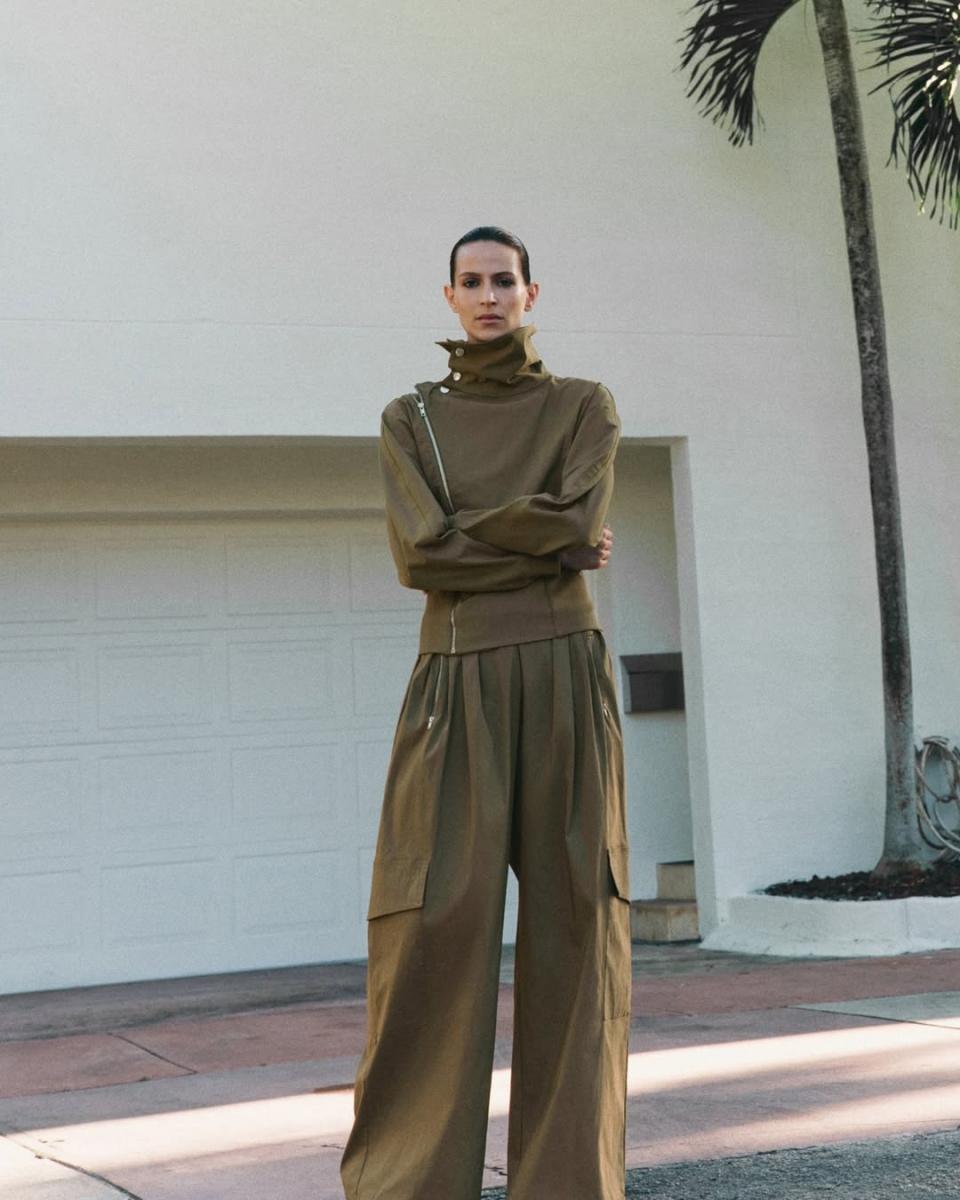 A 字裙褲像是「褲版的裙子」，不但修飾大腿，還能帶出柔美氣質。適合想要既遮肉又保有女人味的風格。這樣的褲型我們建議以硬挺材質的裙褲為佳，藉由布料的特性讓線條更俐落不貼腿。