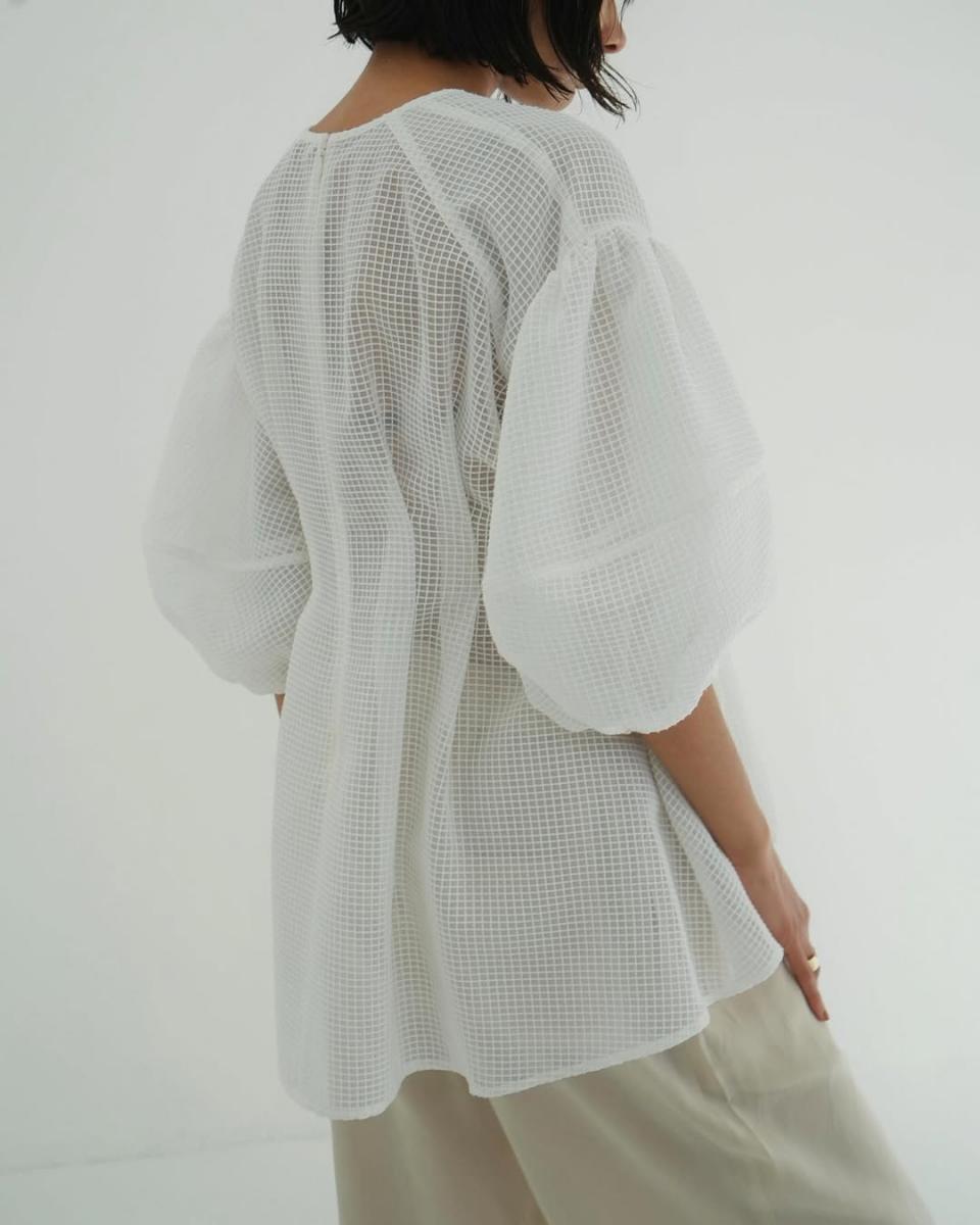 如上述的視覺轉移的穿搭技巧，必須避開讓頭部成為「主角」機會，因此我們不建議挑選上半身橫條紋或是蓬袖的服裝。