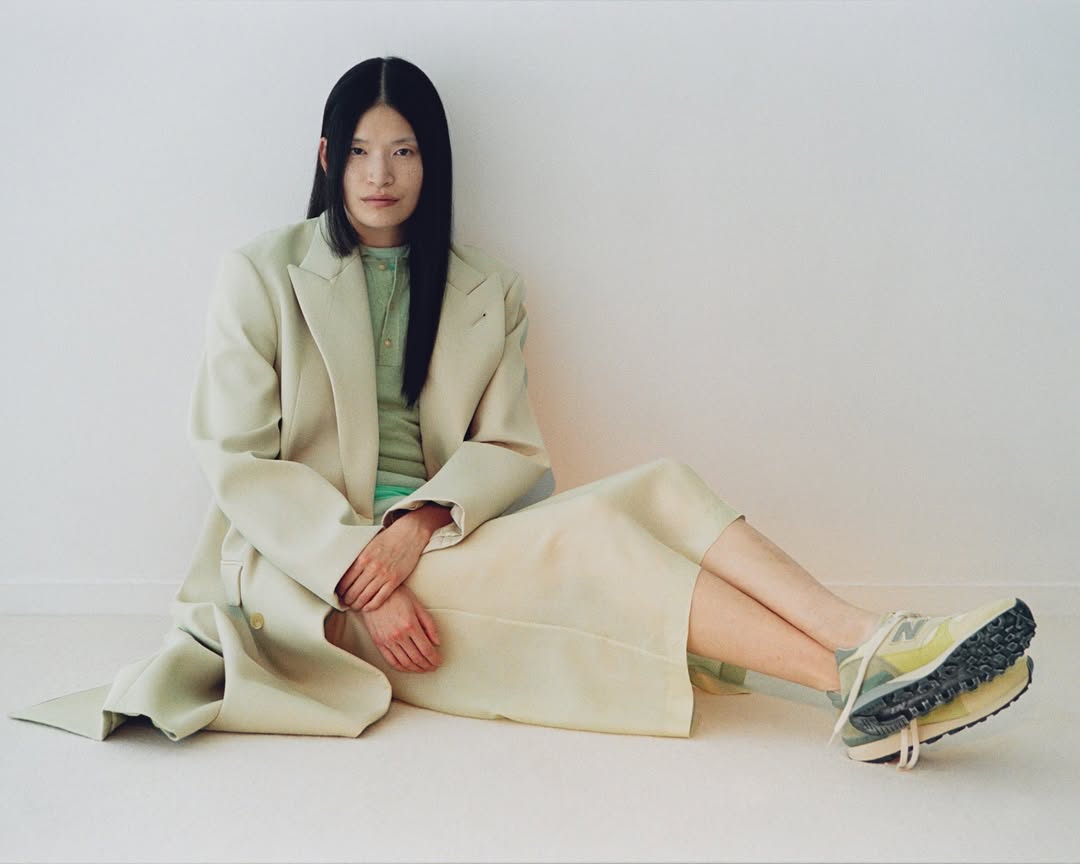 為了平衡頭部的比例，肩膀線條若能更明確，便可讓頭部視覺上不會「獨大」的效果。在單品上我們推薦墊肩西裝外套、直線條襯衫都是很好的選擇。