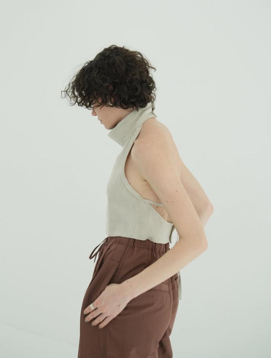 露出頸部線條是轉移頭部較大的方式之一，在挑選衣服上建議避開高領毛衣、緊勒脖子的領口，這樣只會讓頭看起來更大、更壓迫。