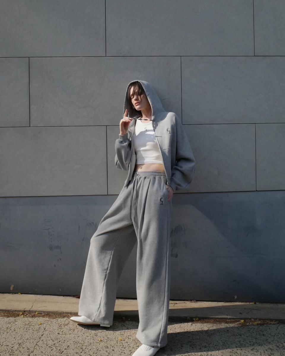 這幾年 Y2K 風潮讓低腰褲搭短版上衣的穿搭再次成為主流，但很抱歉，如果想顯頭小，就不需避開這樣穿！