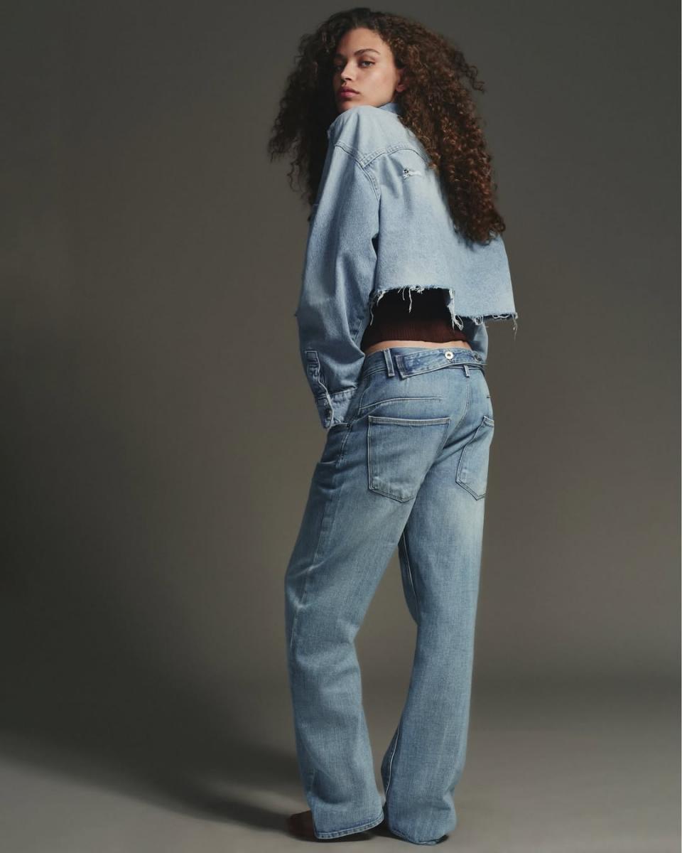 直筒褲是最百搭的顯瘦褲款，從大腿到小腿保持一致寬度，能自然修飾腿部線條。無論是牛仔材質還是西裝布料，都能輕鬆打造俐落感。