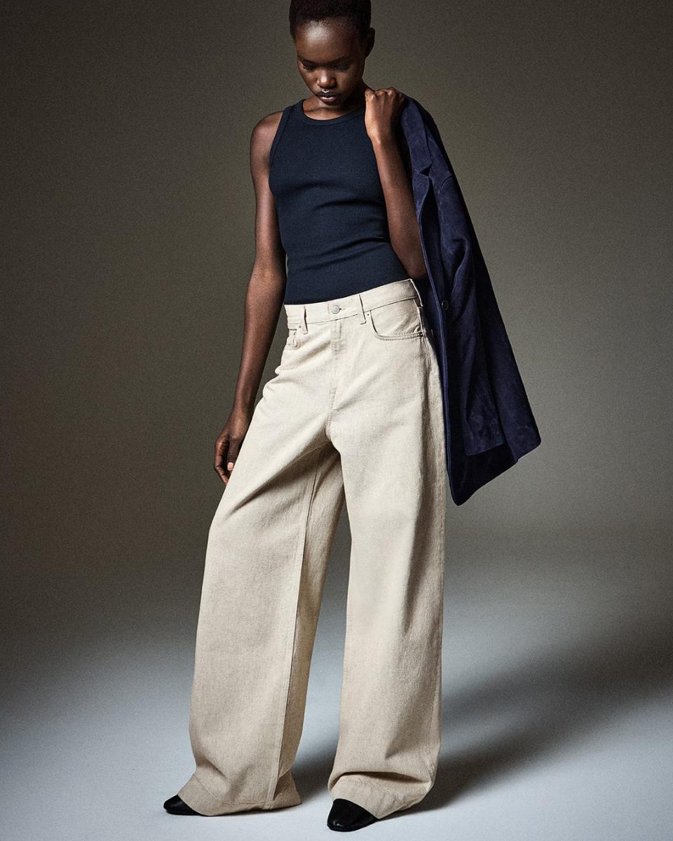 很多人熟悉的寬褲其實還有「進階版」——高腰闊腿褲。高腰設計能讓腰線上移，視覺上腿長馬上增加 5 公分！寬鬆的褲管則能遮住整個腿型。