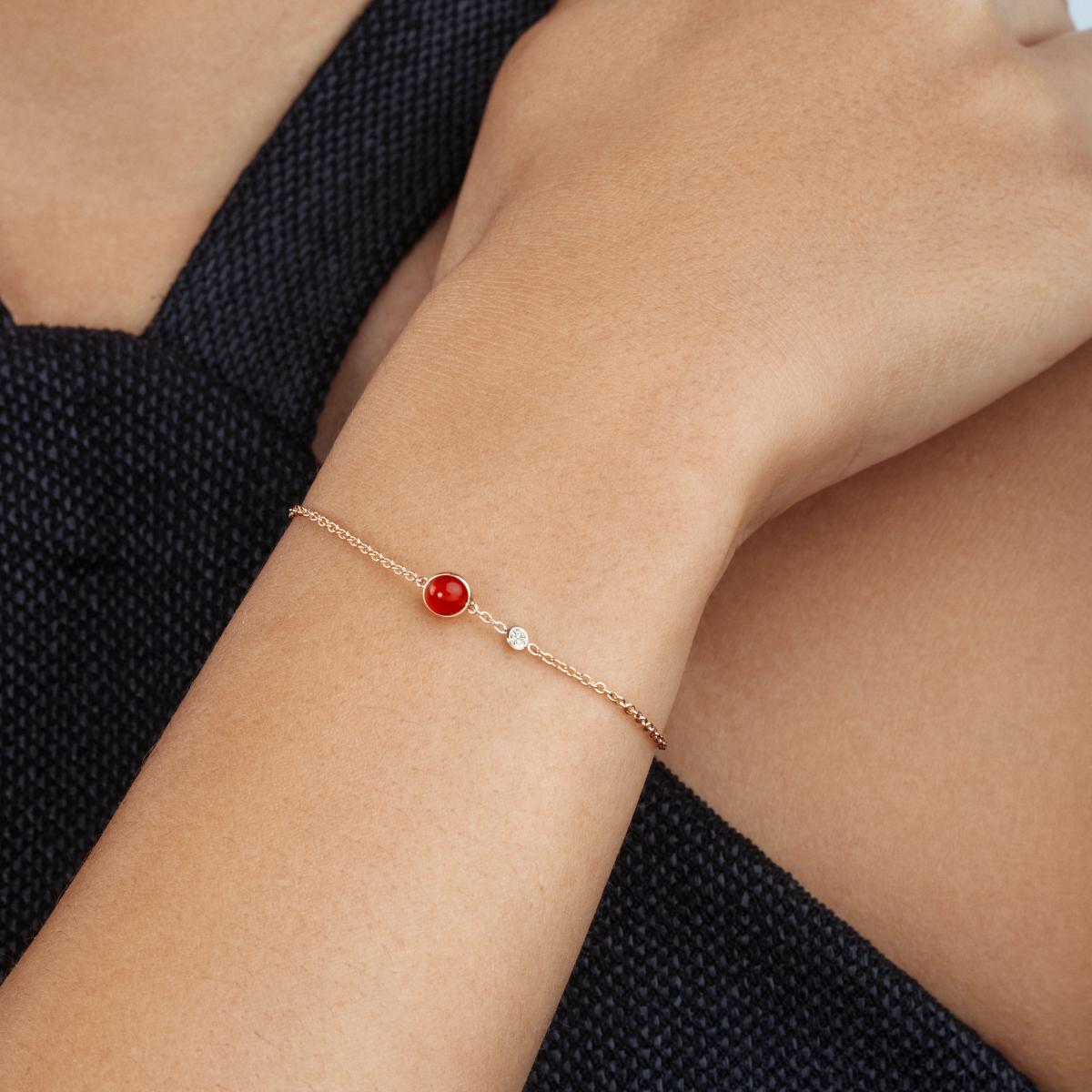 紅玉髓以其溫潤卻充滿力量的紅色調,成為眾多精品珠寶品牌共同青睞的材質。每一款手鍊都將紅玉髓的獨特能量轉化為不同的設計語言。