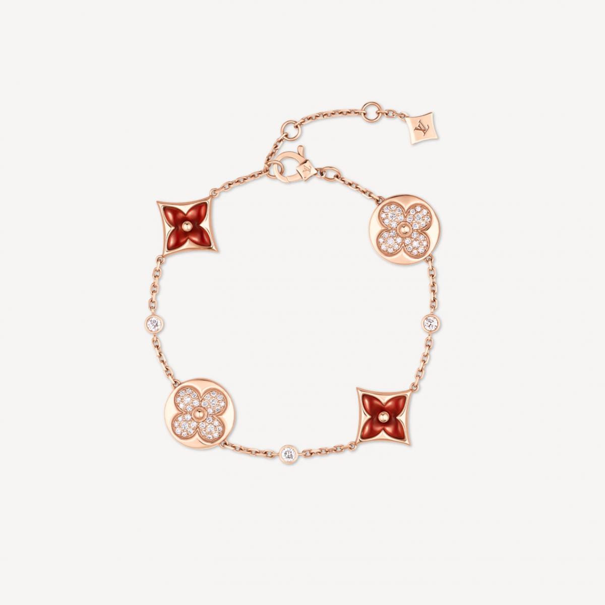 Louis Vuitton 的 Color Blossom BB Multi-Pattern 手鍊,則將紅玉髓演繹得大膽而摩登。四朵 Monogram 花卉圖案在18K玫瑰金鏈帶上綻放,鑽石與紅玉髓交錯鋪陳,猶如煙火於腕間綻放。