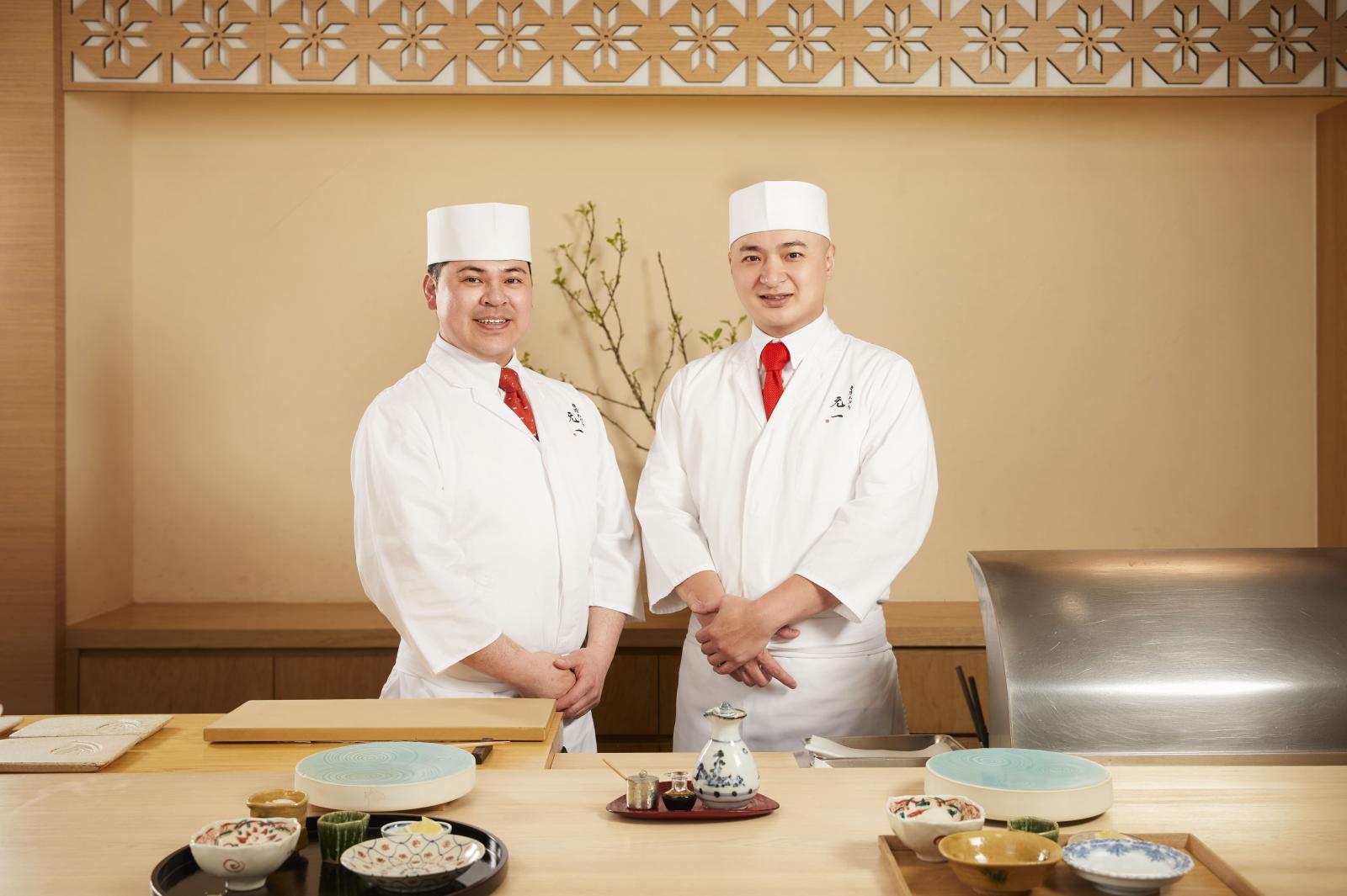 元一日本社長元吉和仁(左)與台灣料理長董士菘(右)。