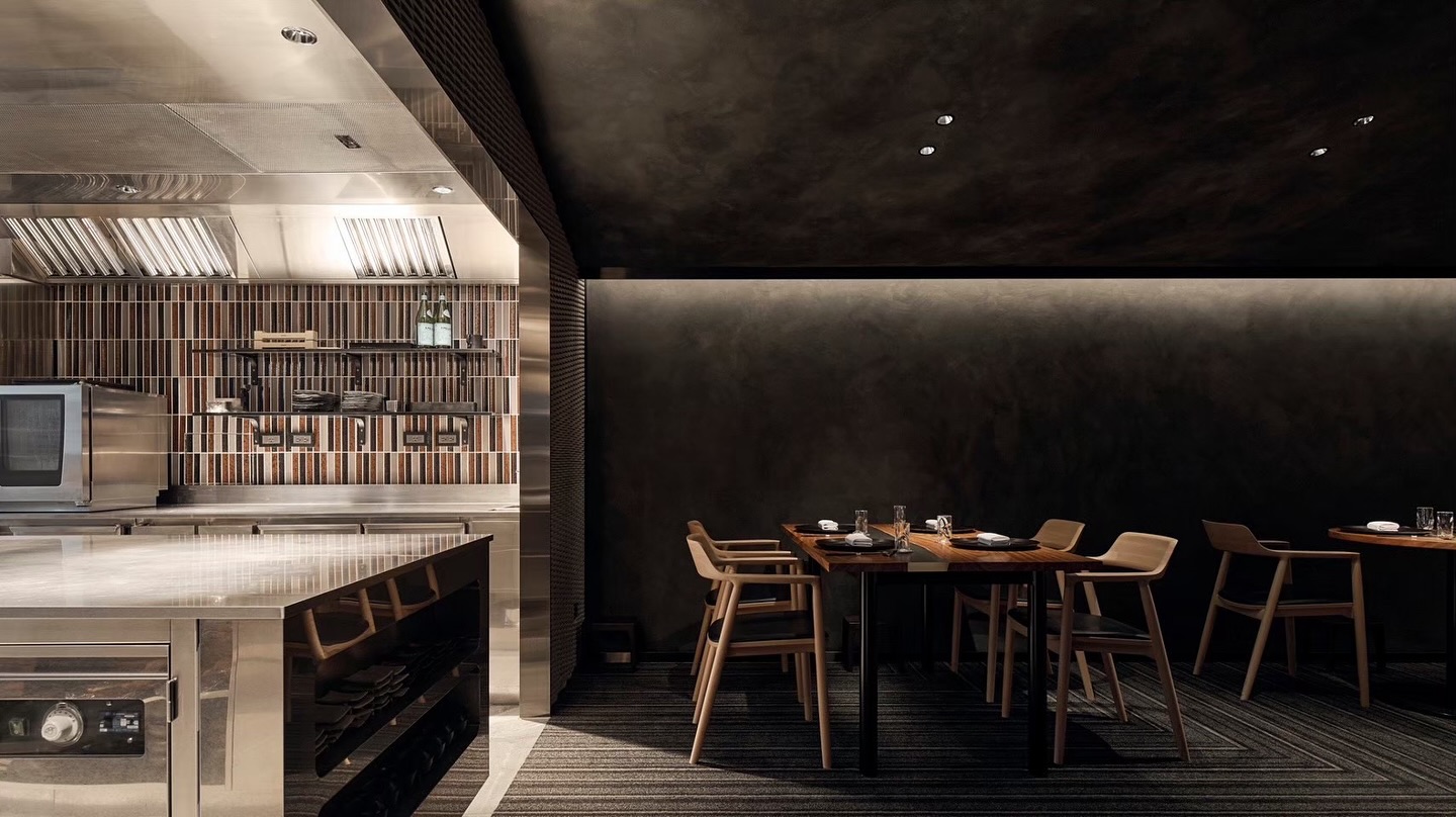 升上二星的「盈科」是一處隱身於低調外觀下的饕客秘境，開放式廚房設計成為空間核心，讓料理過程本身也成為體驗的一部分。