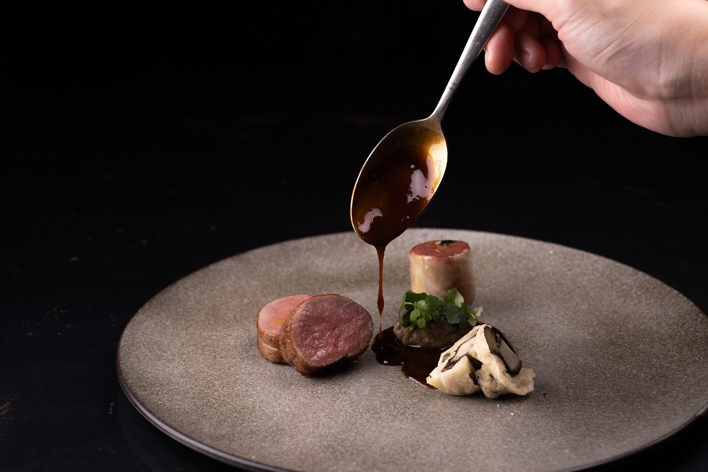 「好嶼 Hosu」取材自在地山林與海洋的時令食材，並融入台灣五大族群飲食文化脈絡，展現土地與人文的深度連結。