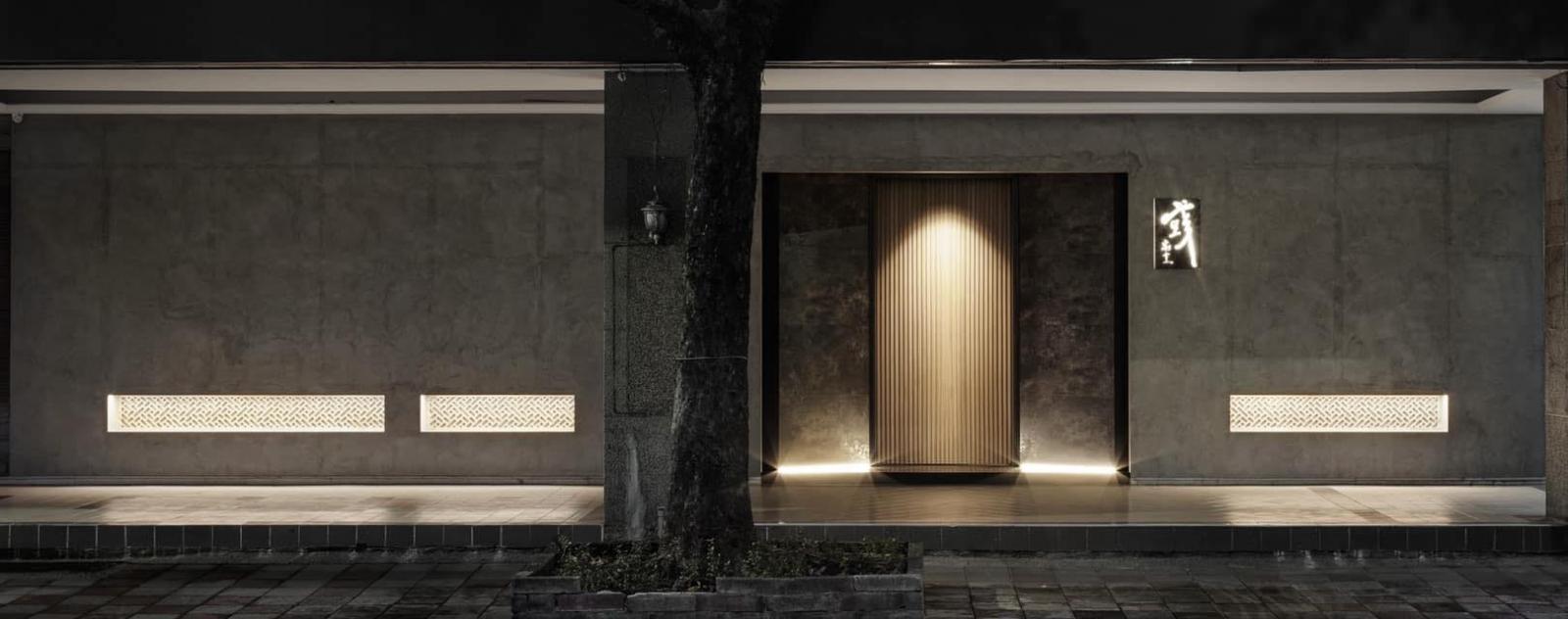 「彧割烹」今年榮登米其林二星，以極簡沉穩的空間設計營造專屬氛圍，帶來低調卻私密的割烹體驗。