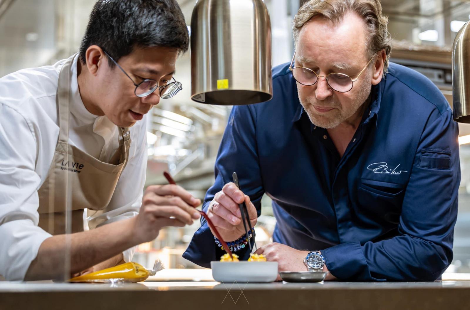 新進一星的「La Vie by Thomas Bühner」以高挑空間與簡約優雅的設計，營造出輕盈而舒適的氛圍，餐廳由德國名廚Thomas Bühner與在地團隊合作經營。