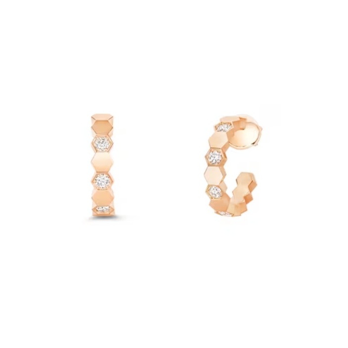 Chaumet Bee de Chaumet 耳環以18K玫瑰金鑲嵌明亮式切割鑽石,設計靈感來自象徵生命力的蜜蜂。