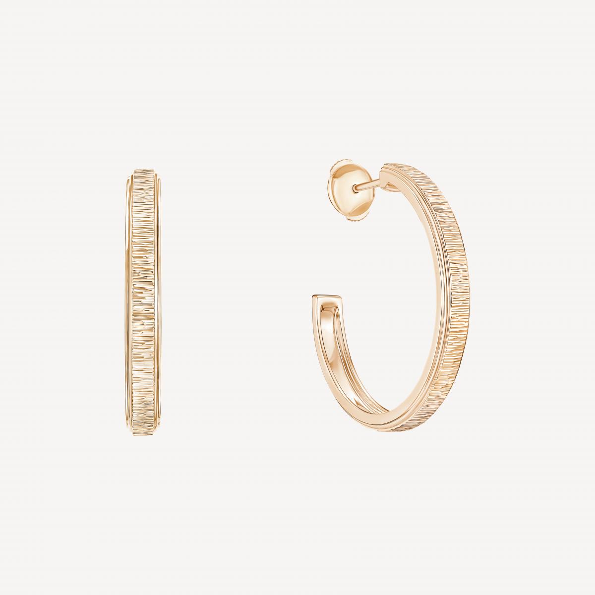 伯爵 Piaget Possession 耳環,採用18K玫瑰金並刻劃「Decor Palace」宮廷式飾紋。