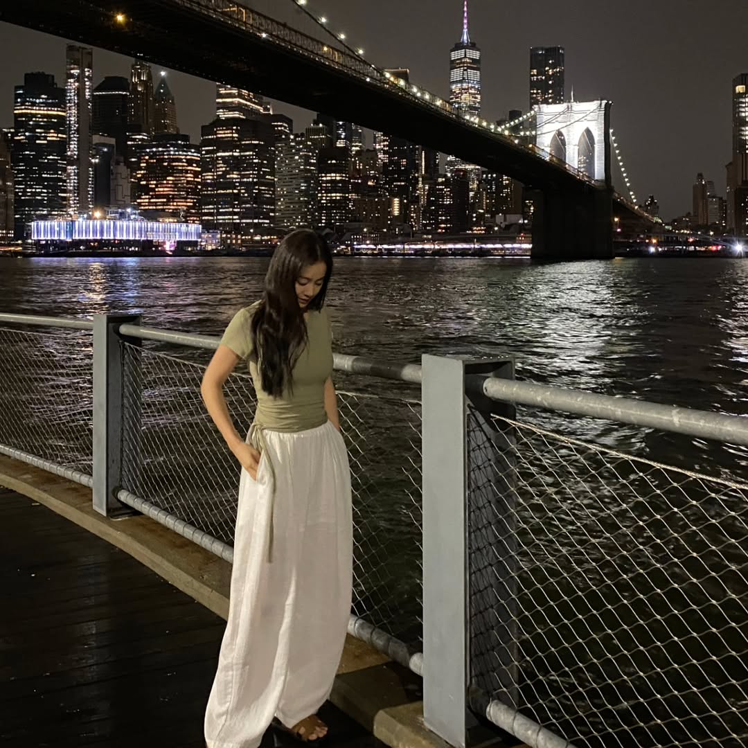 1980年出生於釜山的金泰希，不僅擁有首爾大學的高學歷背景，更在演藝圈憑藉精緻的五官與自然的氣質，成為眾人心中的女神。