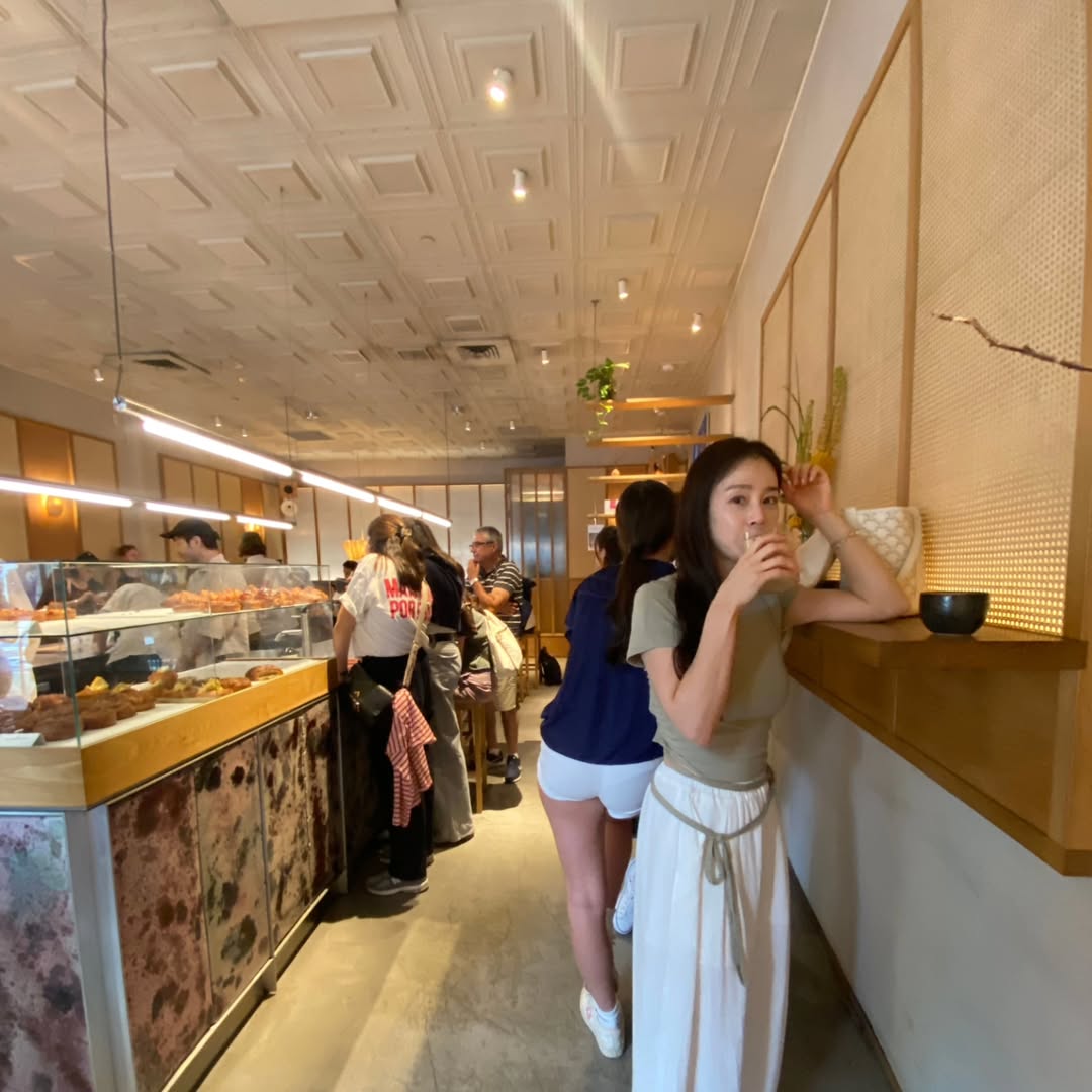 45 歲的金泰希以韓系青春穿搭引起熱議，完全看不出已出道 20 年。她選擇韓國設計師品牌 「Nylora」的果綠色短版合身上衣搭配白色寬褲。