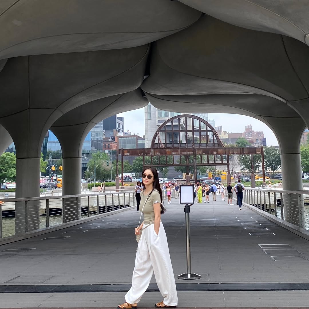 這套穿搭的亮點除了包款外，再來就是金泰希所挑選的鞋款！她這次腳踩 Hermès 經典拖鞋「Chypre」亮相。