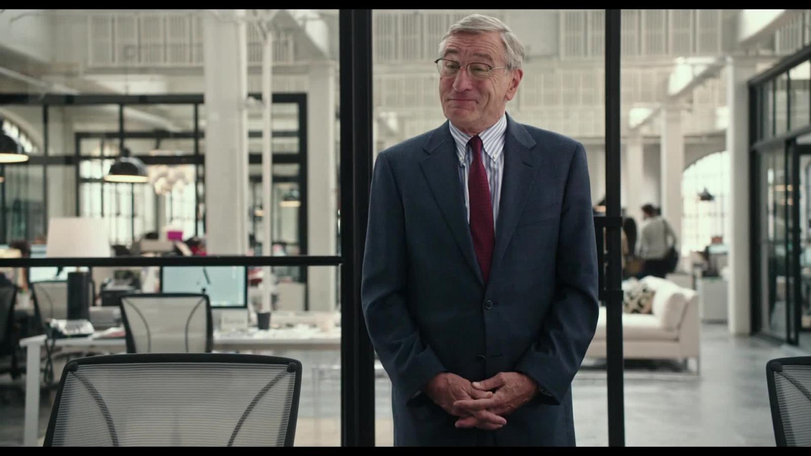 社會研究指出,與不同年齡層或專業背景的同事交往,能帶來更多啟發。跨部門的朋友不僅能拓展視野,也在需要協作時提供資源。這種「弱連結」理論(Weak Ties Theory)早由社會學家馬克・格蘭諾維特(Mark Granovetter)提出,證實跨圈層的關係有助於機會、創新與拓展交友圈。