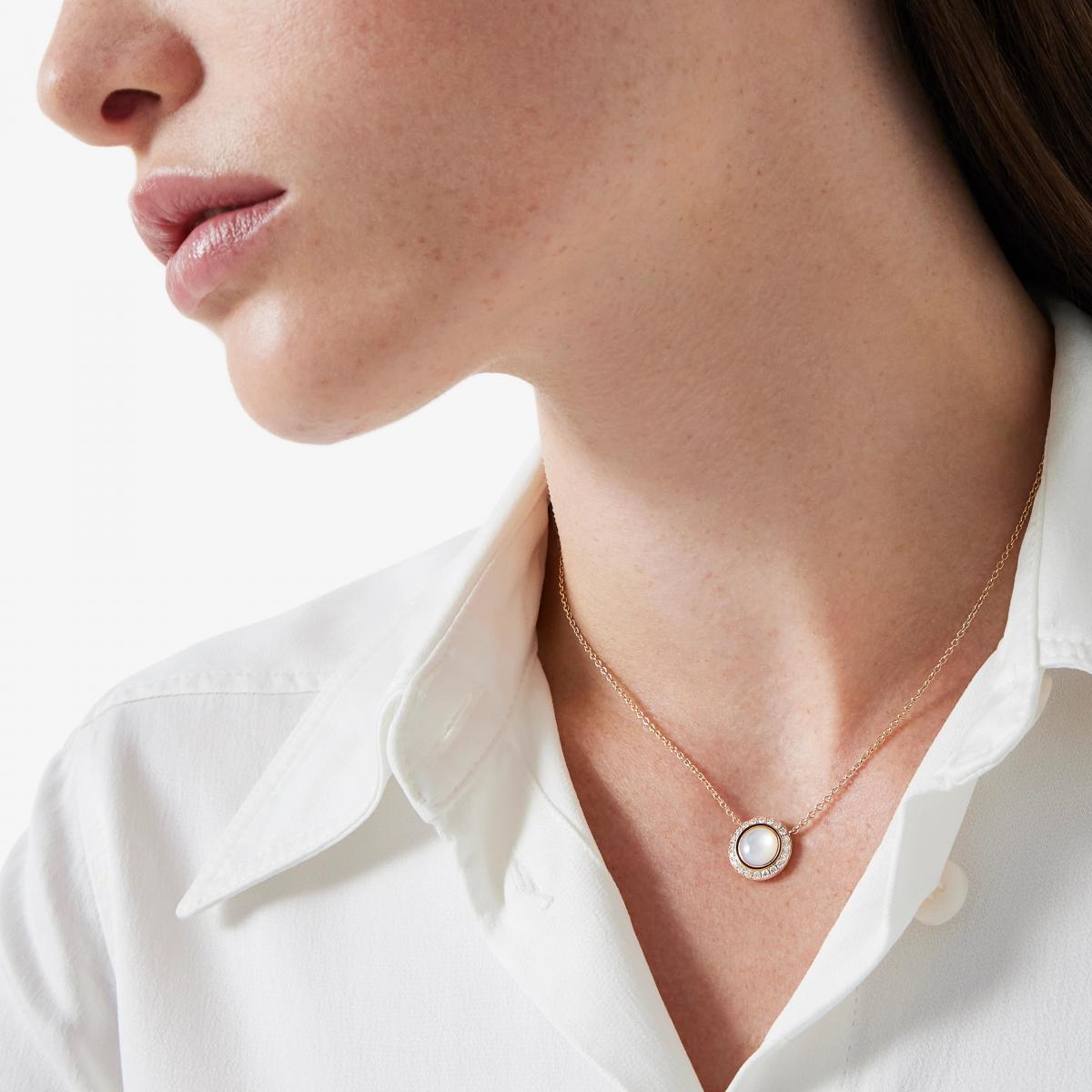 珍珠母貝的魅力，從不以張揚取勝，而是憑藉那一抹細膩光暈，靜靜打動人心。它像是時間留給大海的禮物，蘊藏著自然的溫柔與永恆的低語。