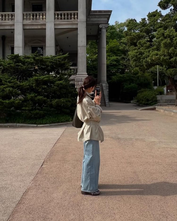 米色oversize外套隨興綁帶收腰，讓鬆弛線條中帶有結構感，既舒適又不失層次。