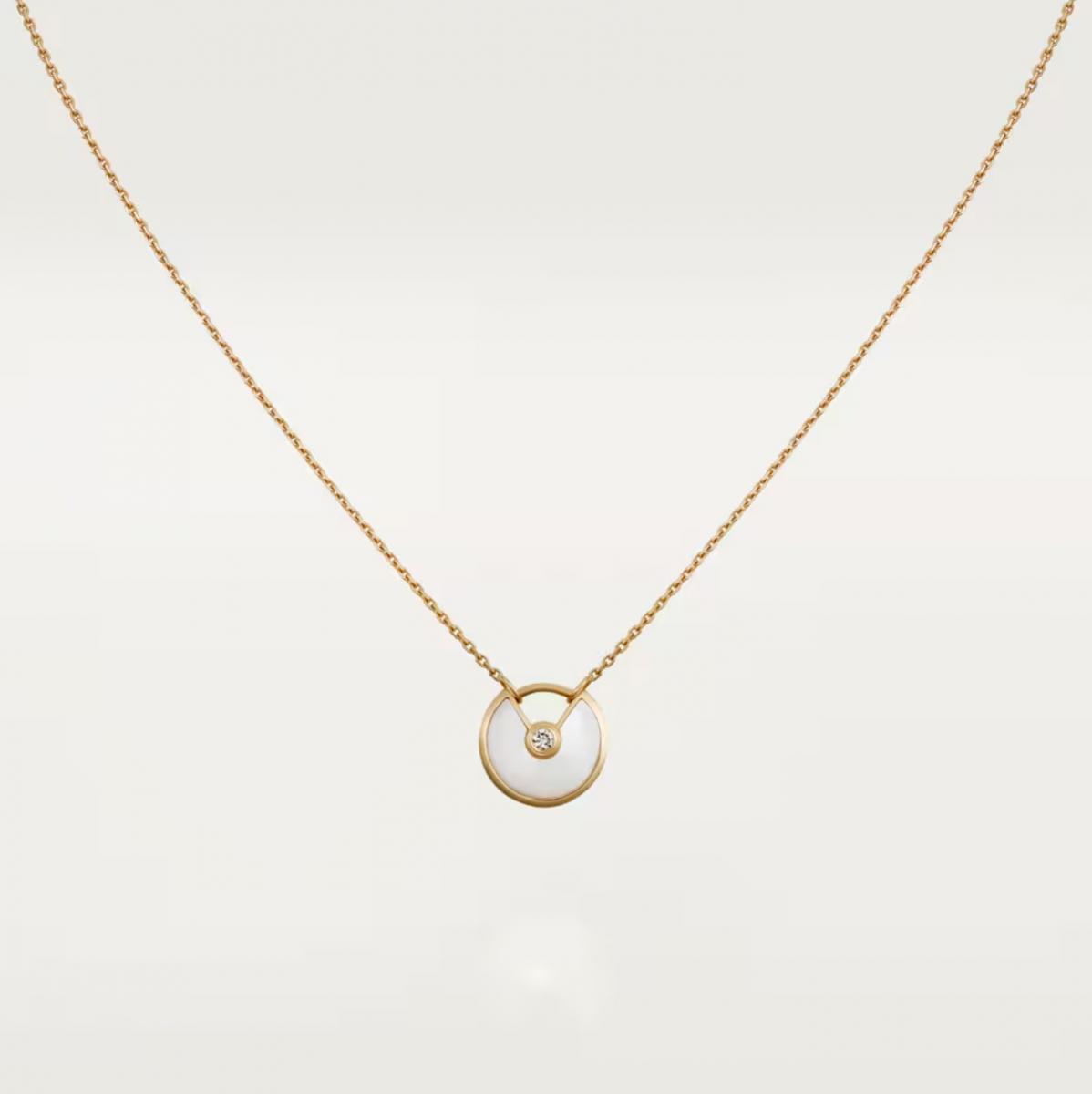 就像一枚能鎖住心願的護身符，這款 Amulette de Cartier 項鍊將願望與守護寓意寄託在小巧圓潤的吊墜之中。