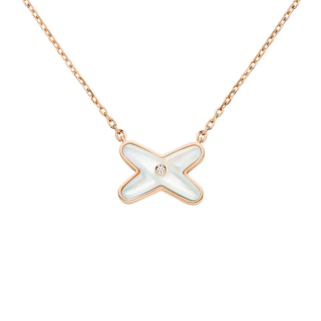 交叉的設計象徵命運的交會，Jeux de Liens 項鍊在胸口繫起一份專屬的連結。18K玫瑰金搭配珍珠母貝與鑽石，將柔美光澤與璀璨火光交織。