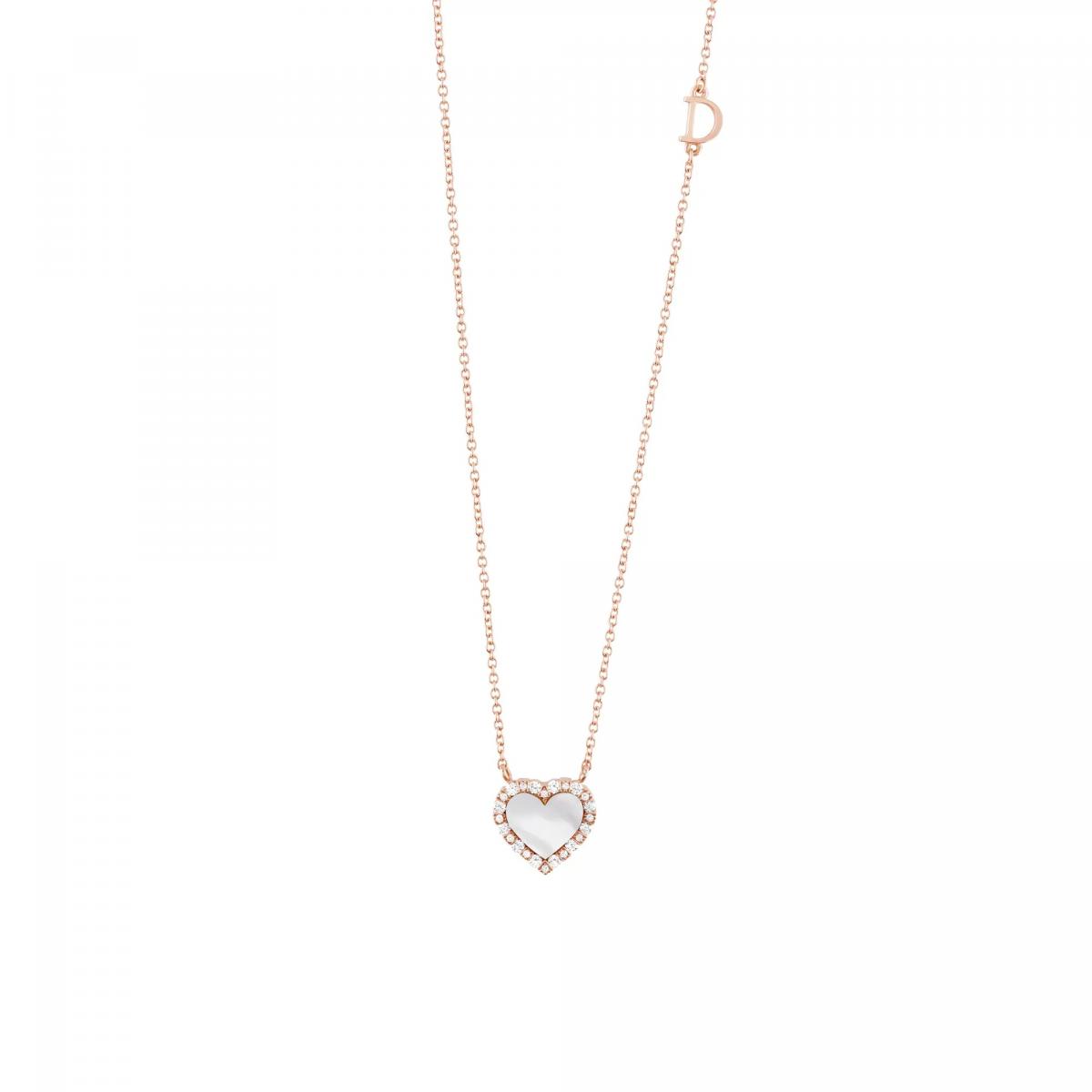 Damiani 的 Belle Époque 系列，中文意為「美好年代」。這款18K玫瑰金心形吊墜，以珍珠母貝為底，周圍鑲鑽點綴，並藏有一個小小的「D」字設計。