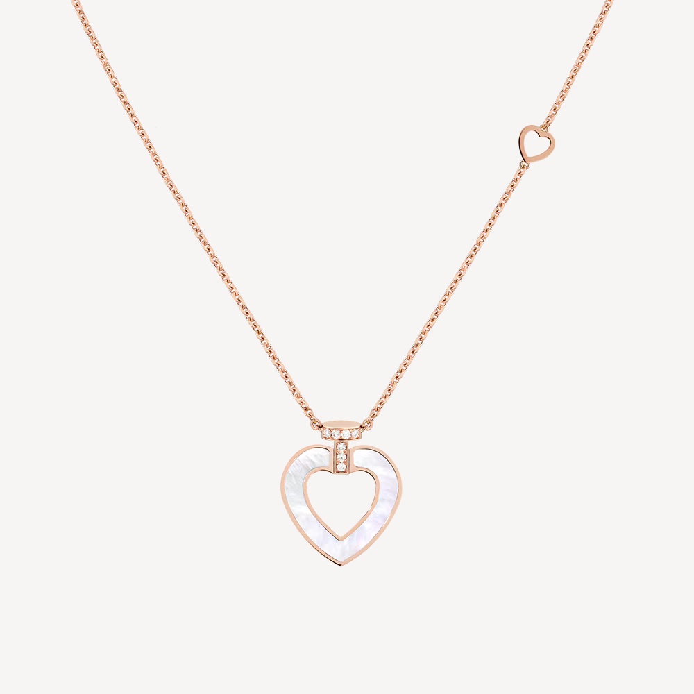 浪漫的好萊塢情懷，被化作一顆會心一笑的愛心吊墜。Fred 這條 Pretty Woman 項鍊以18K玫瑰金打造，雙面設計一面是白色珍珠母貝，另一面是綠色孔雀石，上方還鑲嵌鑽石點綴。