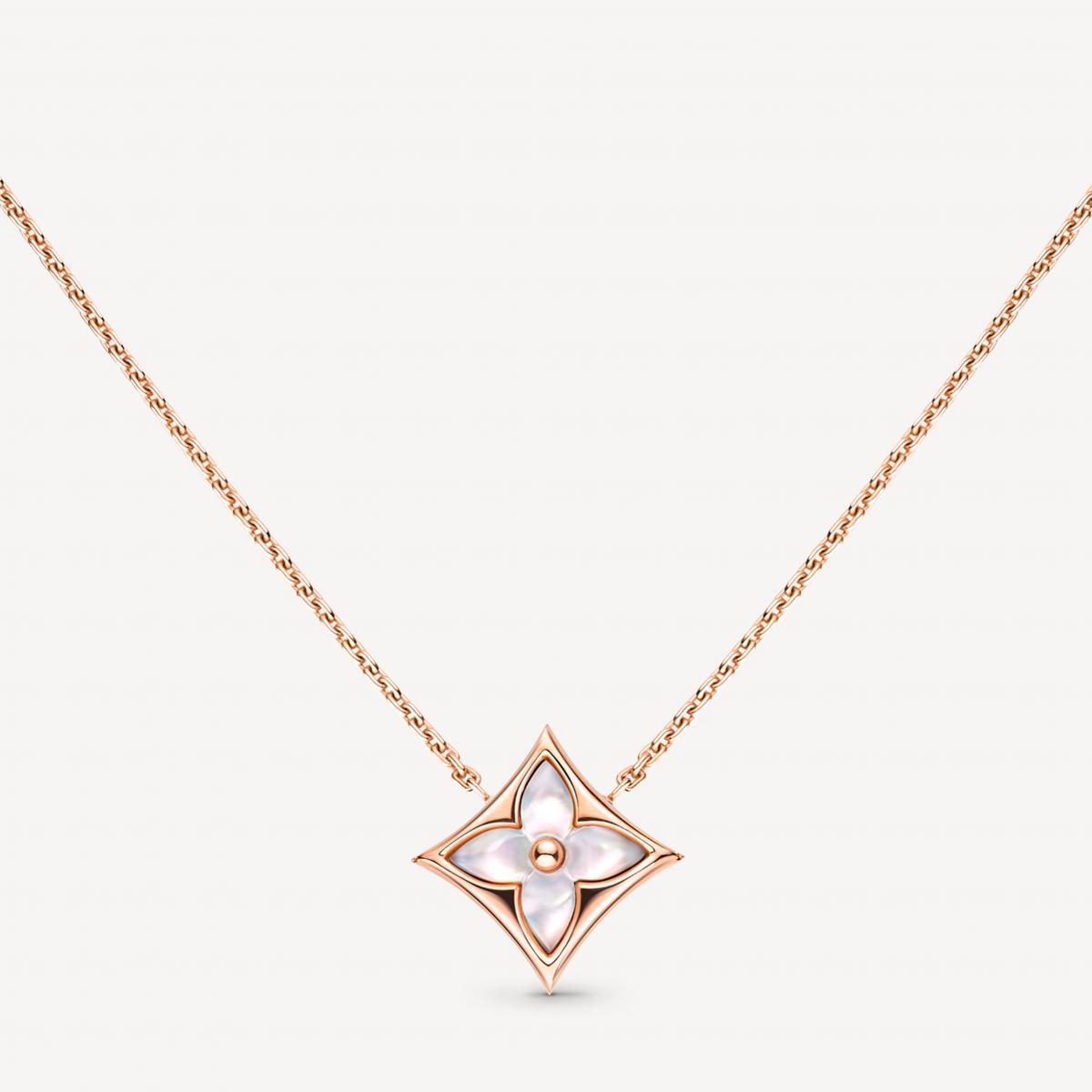一朵象徵品牌靈魂的 Monogram 花卉，被雕刻於白色珍珠母貝之上，溫婉卻帶著堅定。這款 Color Blossom Star 項鍊，以18K玫瑰金細膩鑲嵌，製作需歷時數月打磨出花瓣的自然弧線。