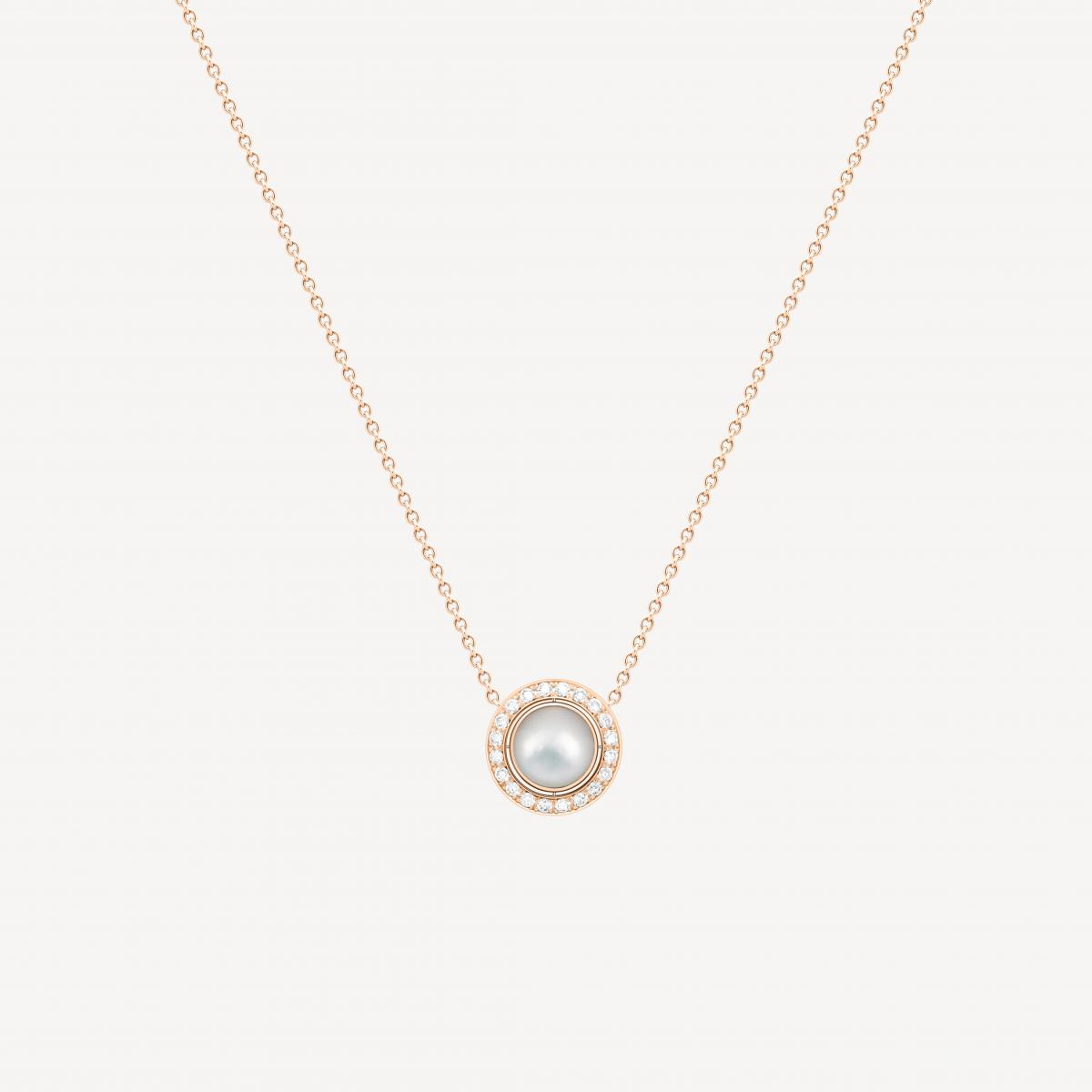 一圈能隨意轉動的光環，讓伯爵的 Possession 項鍊增添一抹玩味。中央的橢圓珍珠母貝，被20顆明亮式切割鑽石圍繞，如同光暈包裹的溫柔星體。