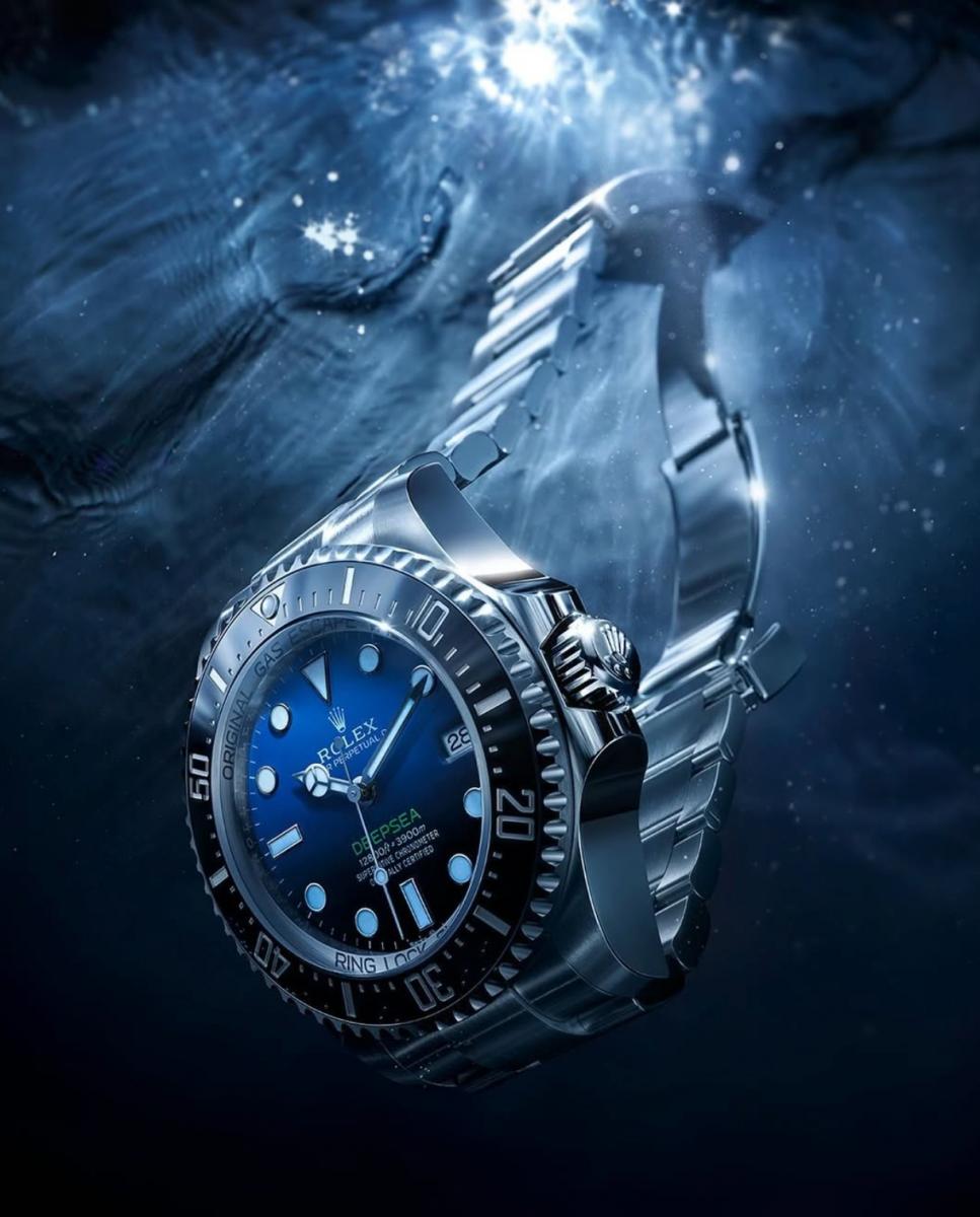 不同的防水數值,其實對應的是不同的生活場景。一般來說,30米防水僅能應付日常洗手或雨水濺濕;50米能承受短暫沖洗或洗臉時的水花;100米才算足以游泳與浮潛;至於200米以上,才是專業潛水活動的基本門檻。