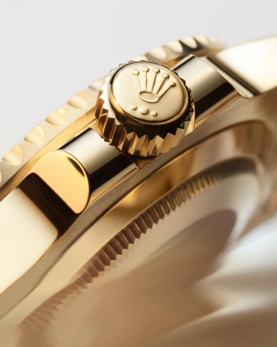 多數人以為防水取決於錶殼厚度,但事實上,最容易滲水的部位往往是「錶冠」。旋入式錶冠藉由緊密的密封結構,能有效阻擋水氣滲入機芯;相反地,若是傳統拉式錶冠,即使標示防水100米,也可能因操作不當而失效。