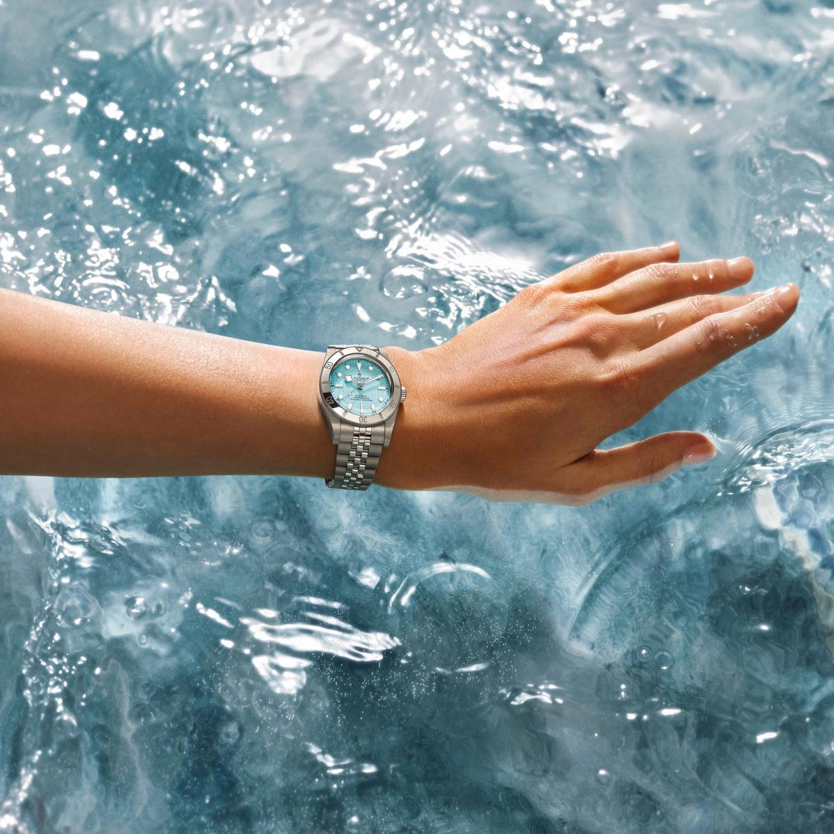 當錶盤上標註「30米防水」時,這並不代表腕錶能在水下30米安全運作,而是源於實驗室在靜態壓力下的測試數據。現實生活中,洗手、揮動手臂,甚至水面拍打時產生的瞬間壓力,往往比靜態測試更強,因此30米防水僅能應付日常潑水或雨滴。